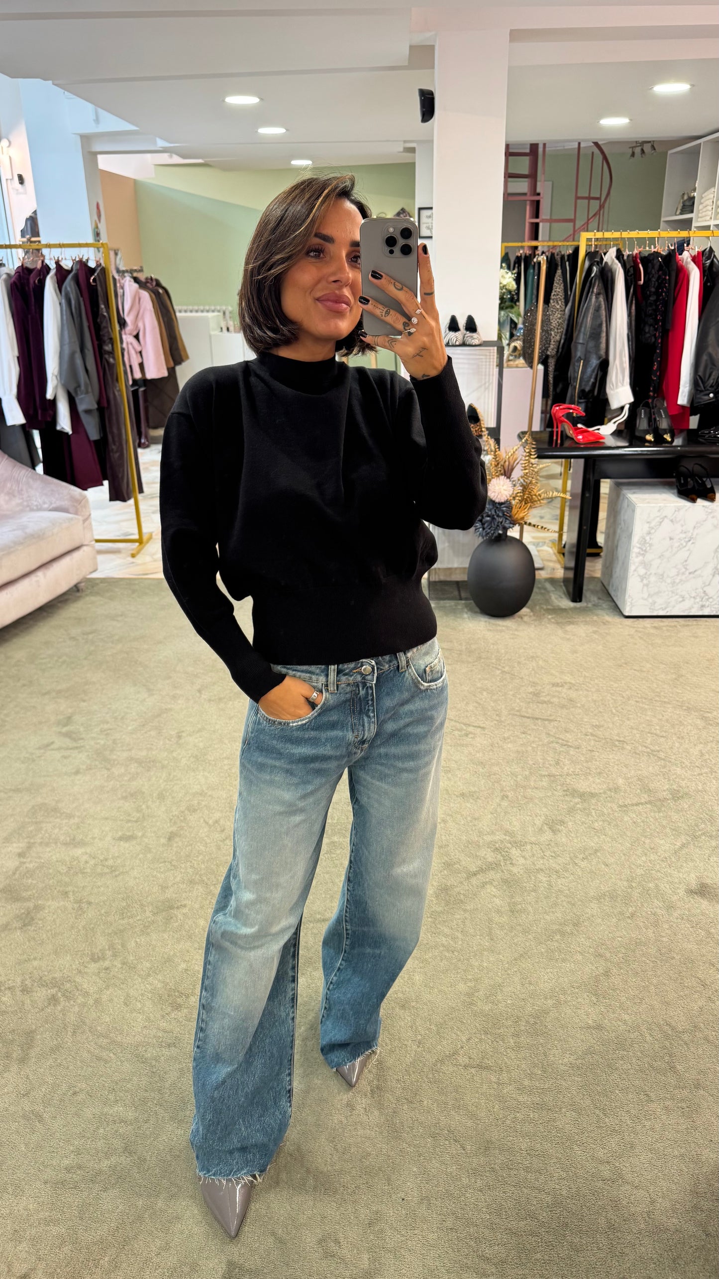 Maglione nero scollo a v dietro con fiocco lh
