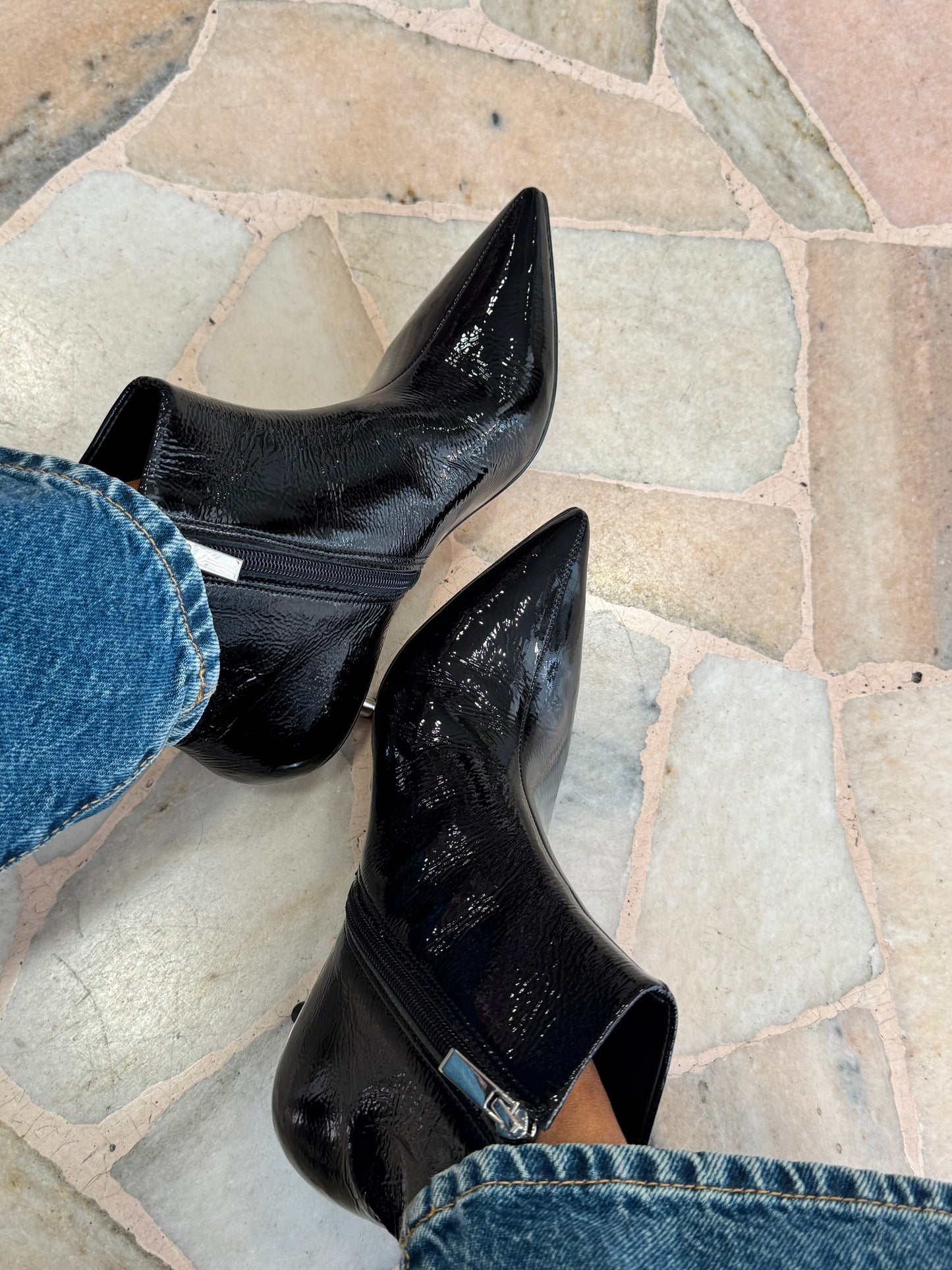 Stivaletto nero in vernice tacco kitten