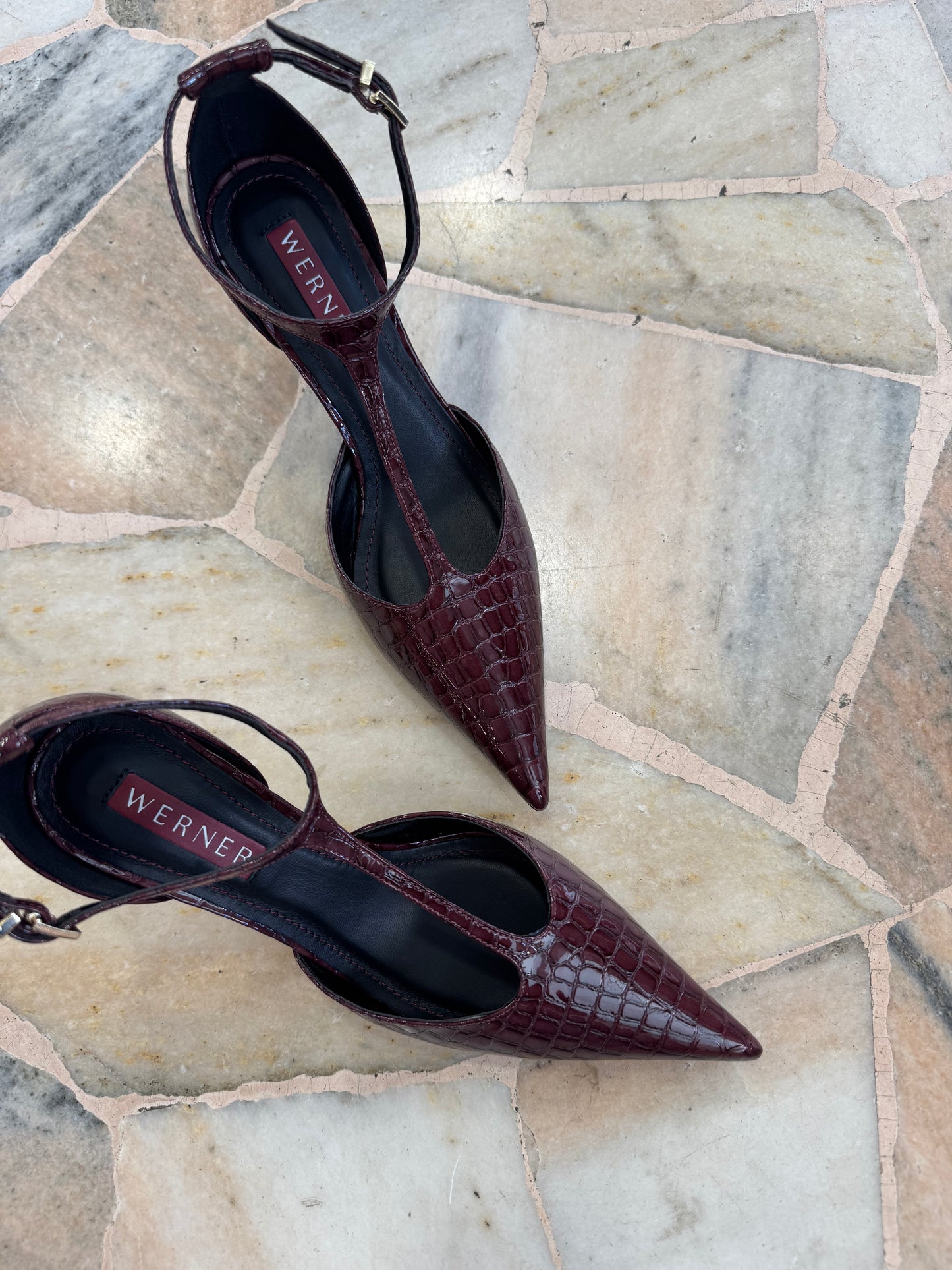 Décolleté bordeaux crocodile con cinturino e tacco oro