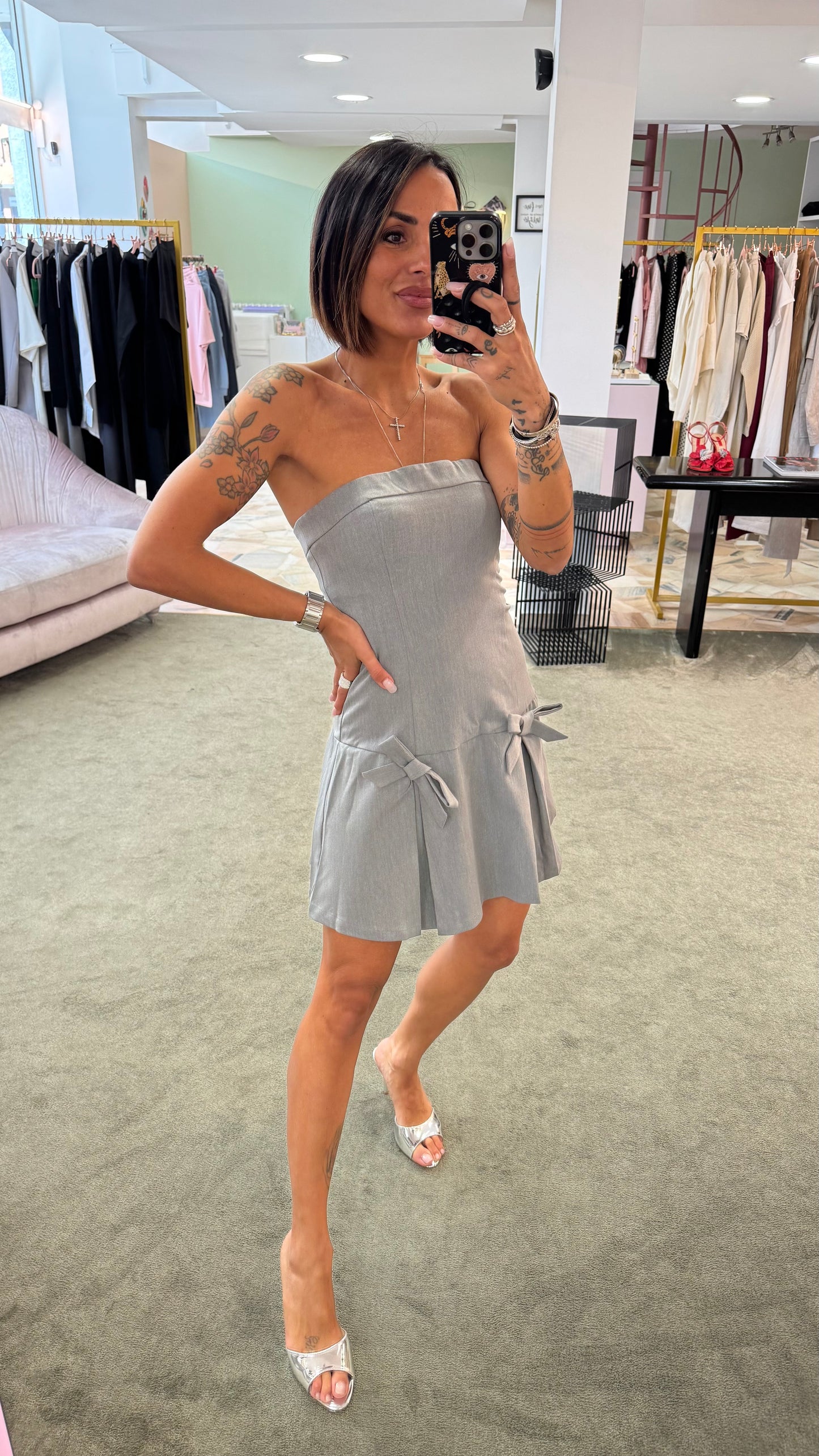 Abito grigio con fiocchetti senza spalline gl