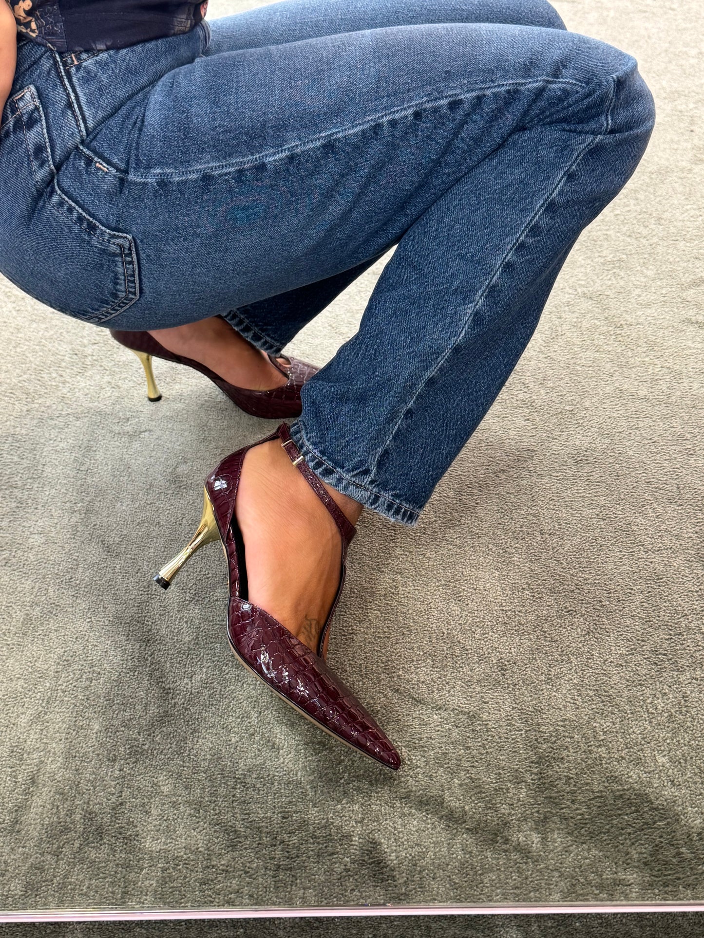 Décolleté bordeaux crocodile con cinturino e tacco oro