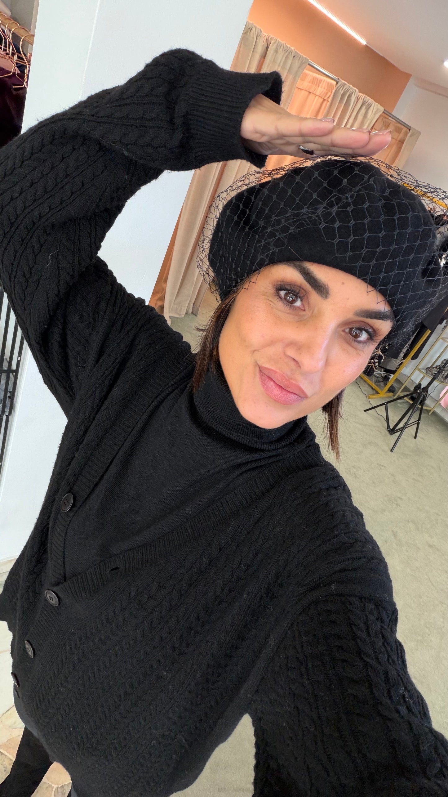 Basco in lana con veletta nero