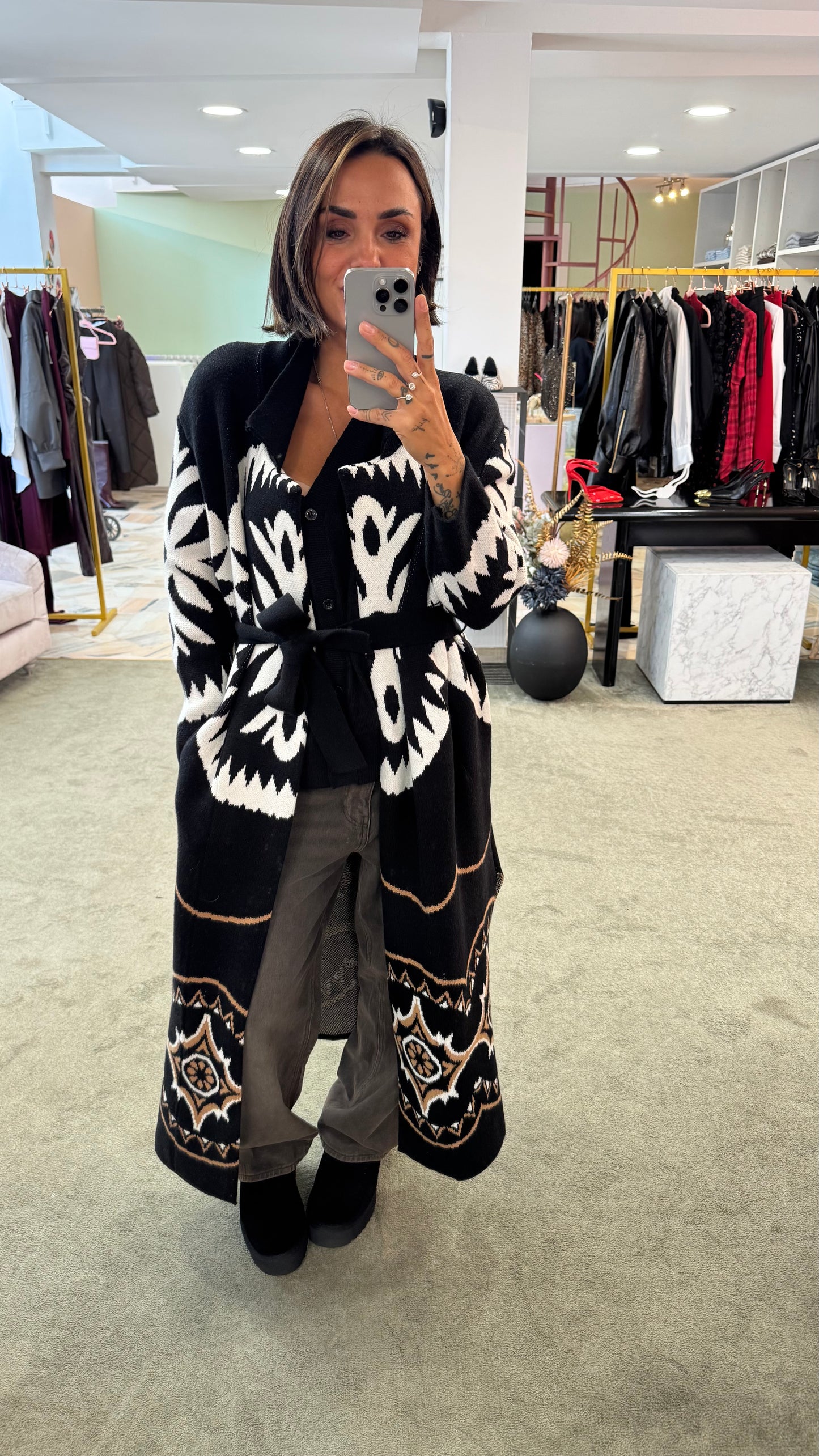 Cappotto/ Maxi cardigan nero lungo con collo in pelliccia eco
