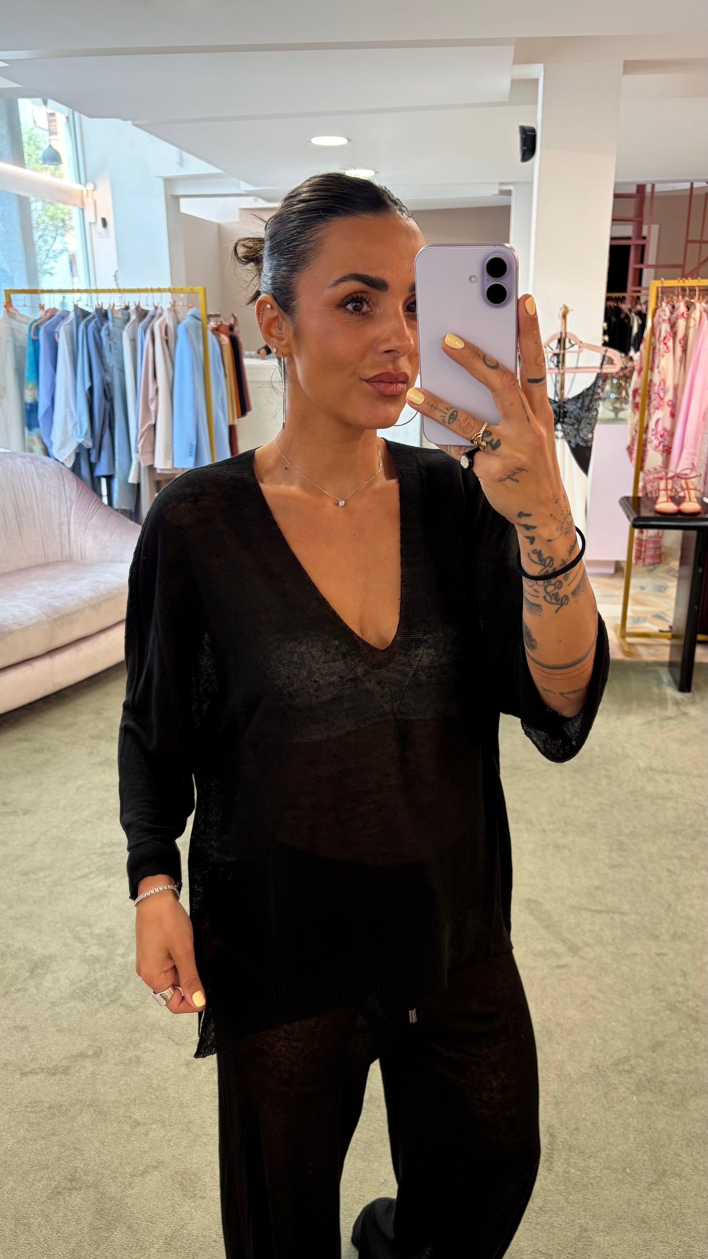 Maglia nera scollo a v in lino fy