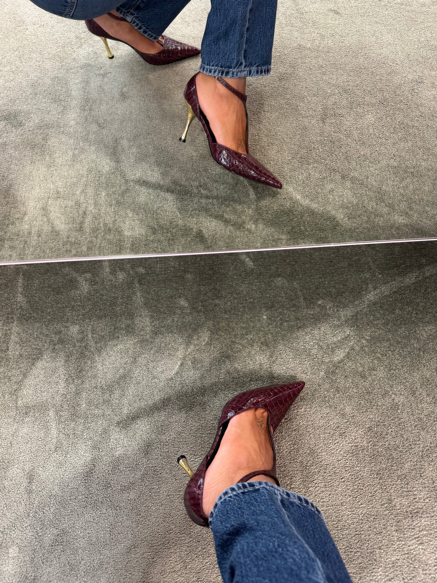 Décolleté bordeaux crocodile con cinturino e tacco oro