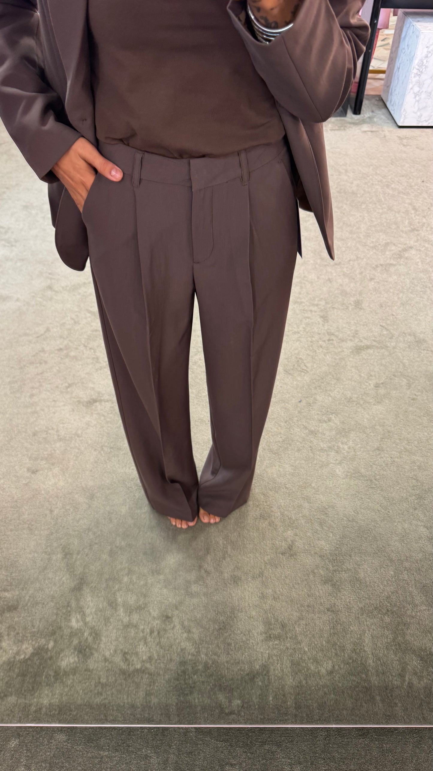 Pantaloni marroni ellis con pences wide leg jx