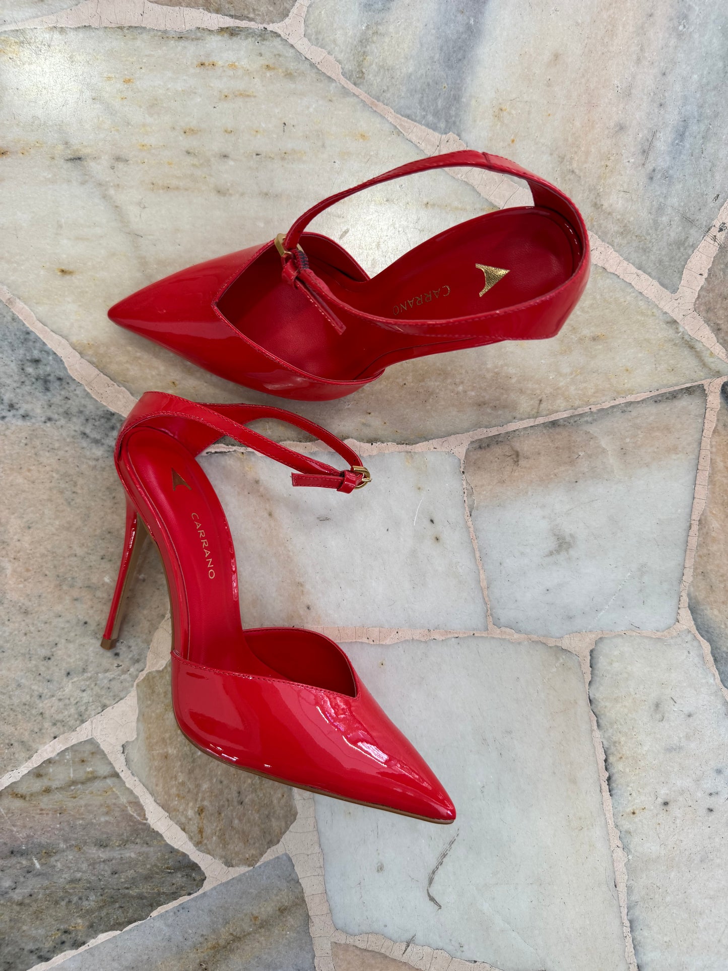 Décolleté rosse in vernice con cinturino