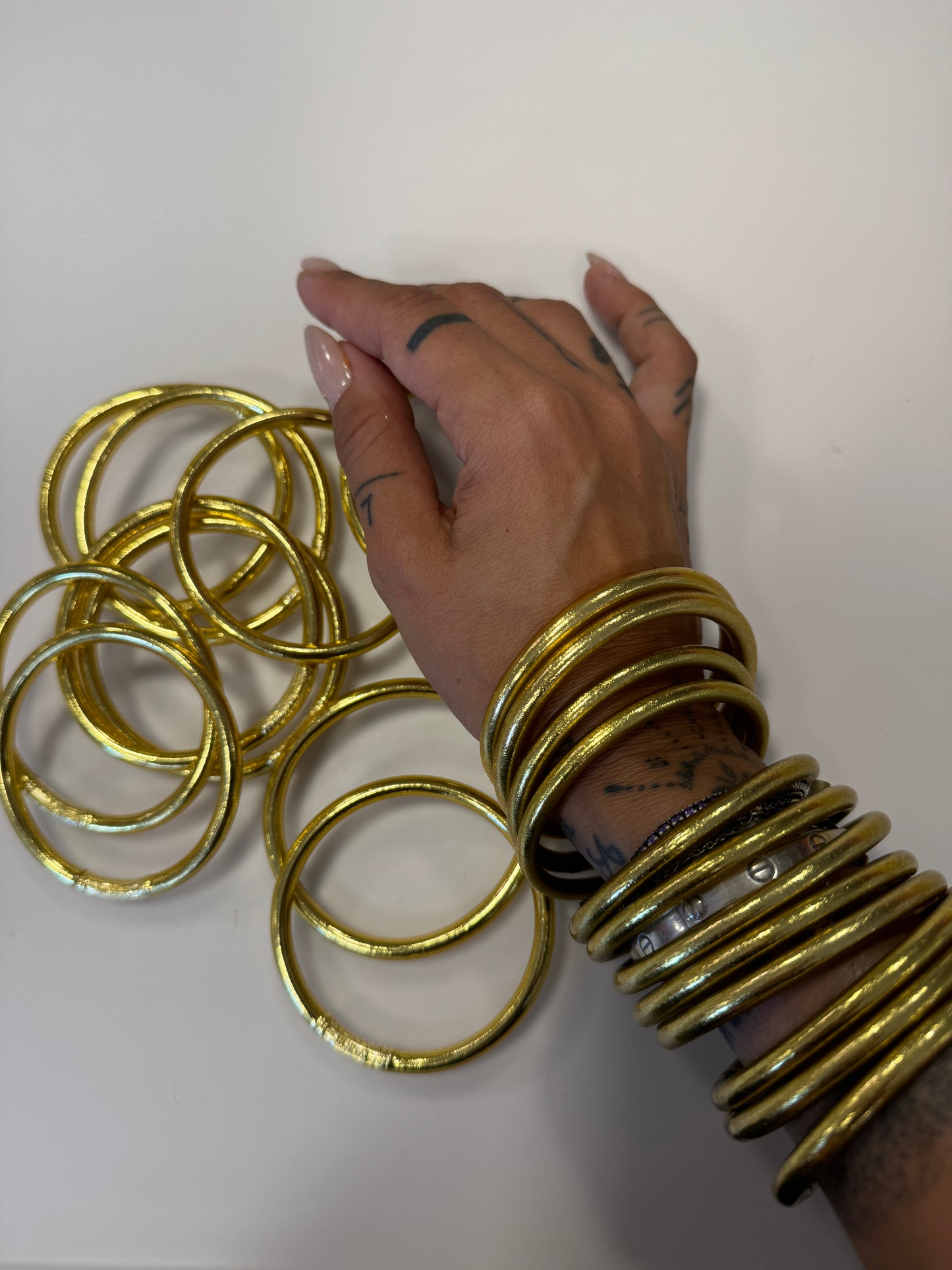Bracciale bangles oro in gomma della Manu
