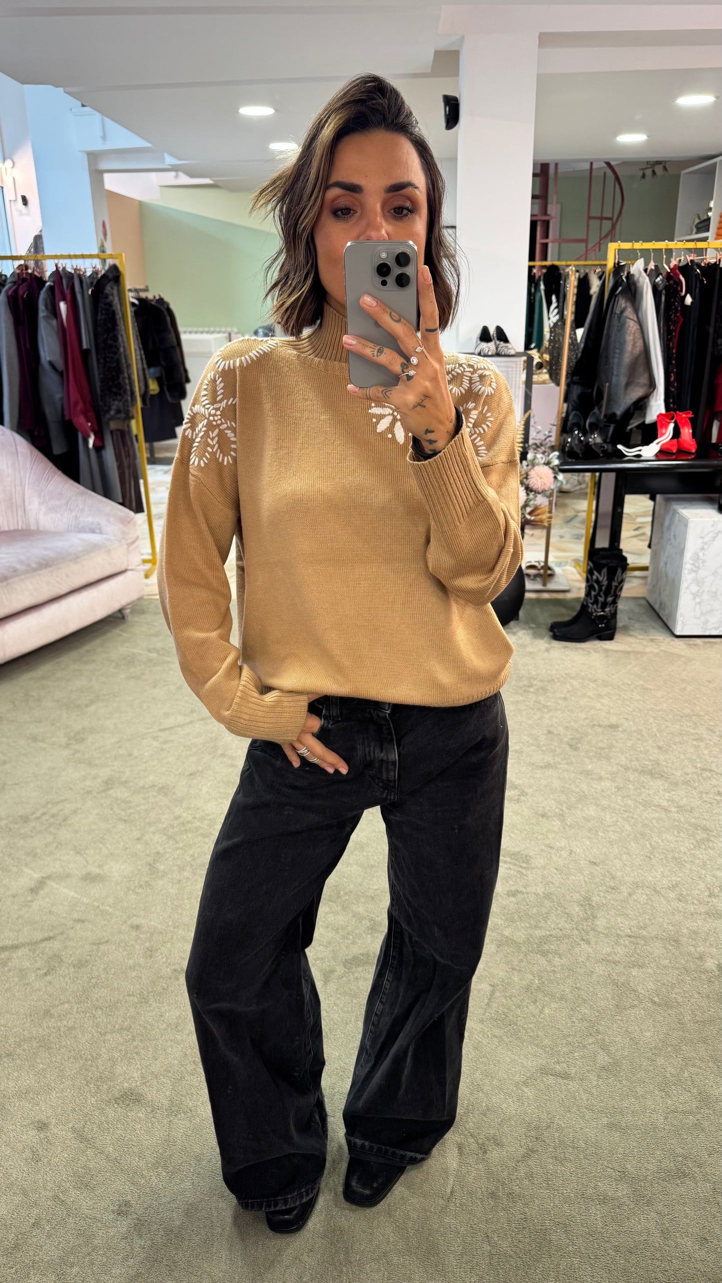 Maglione lupetto cammello con ricami bj