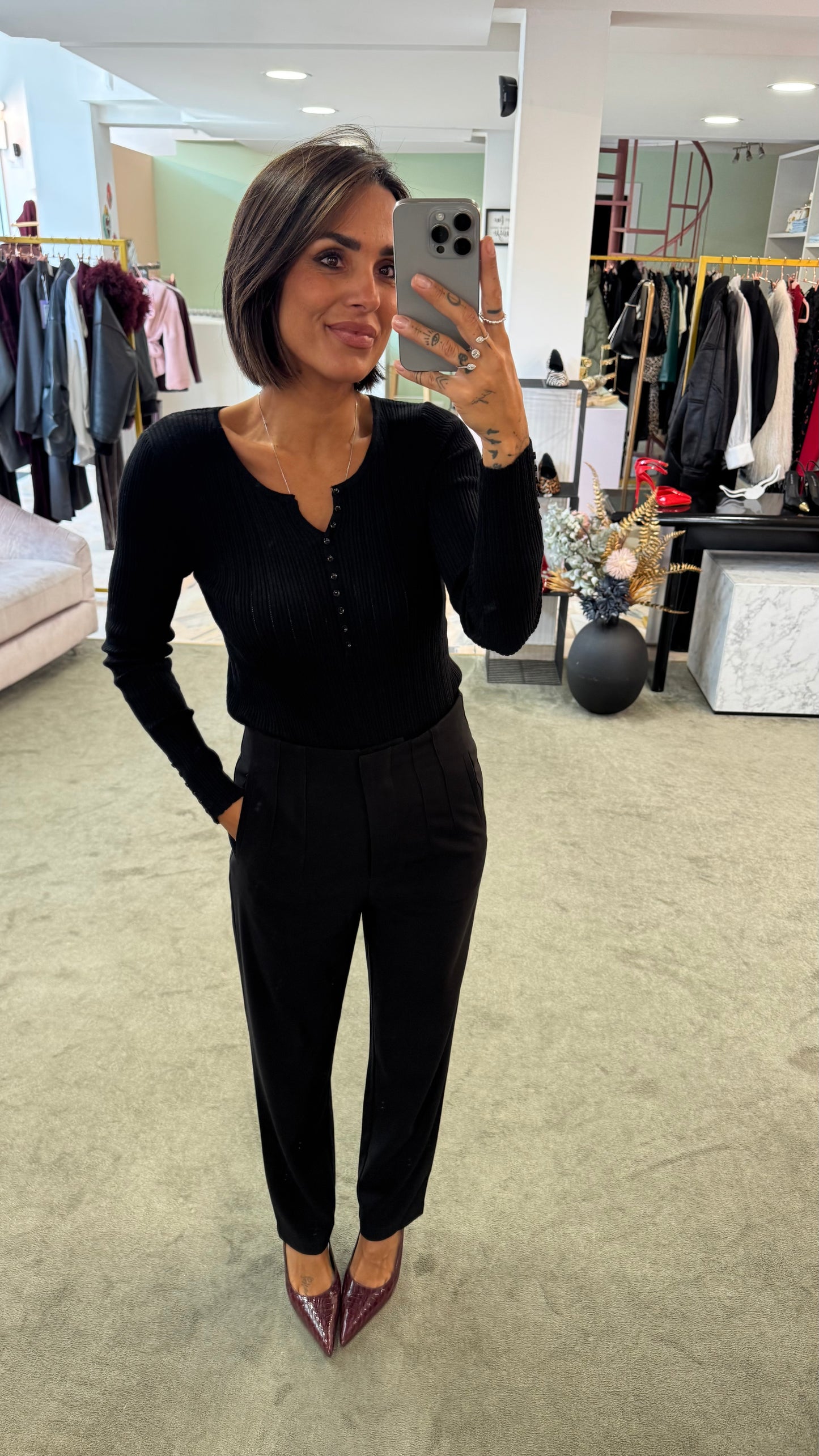 Maglia nera a costine con bottoncini bj