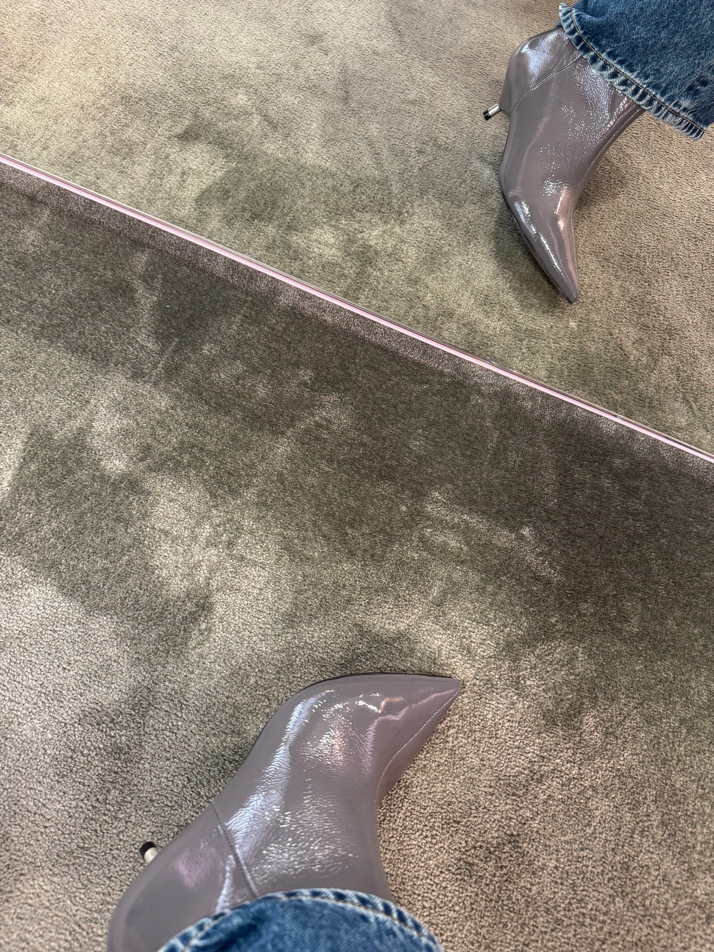 Stivaletto grigio in vernice tacco kitten