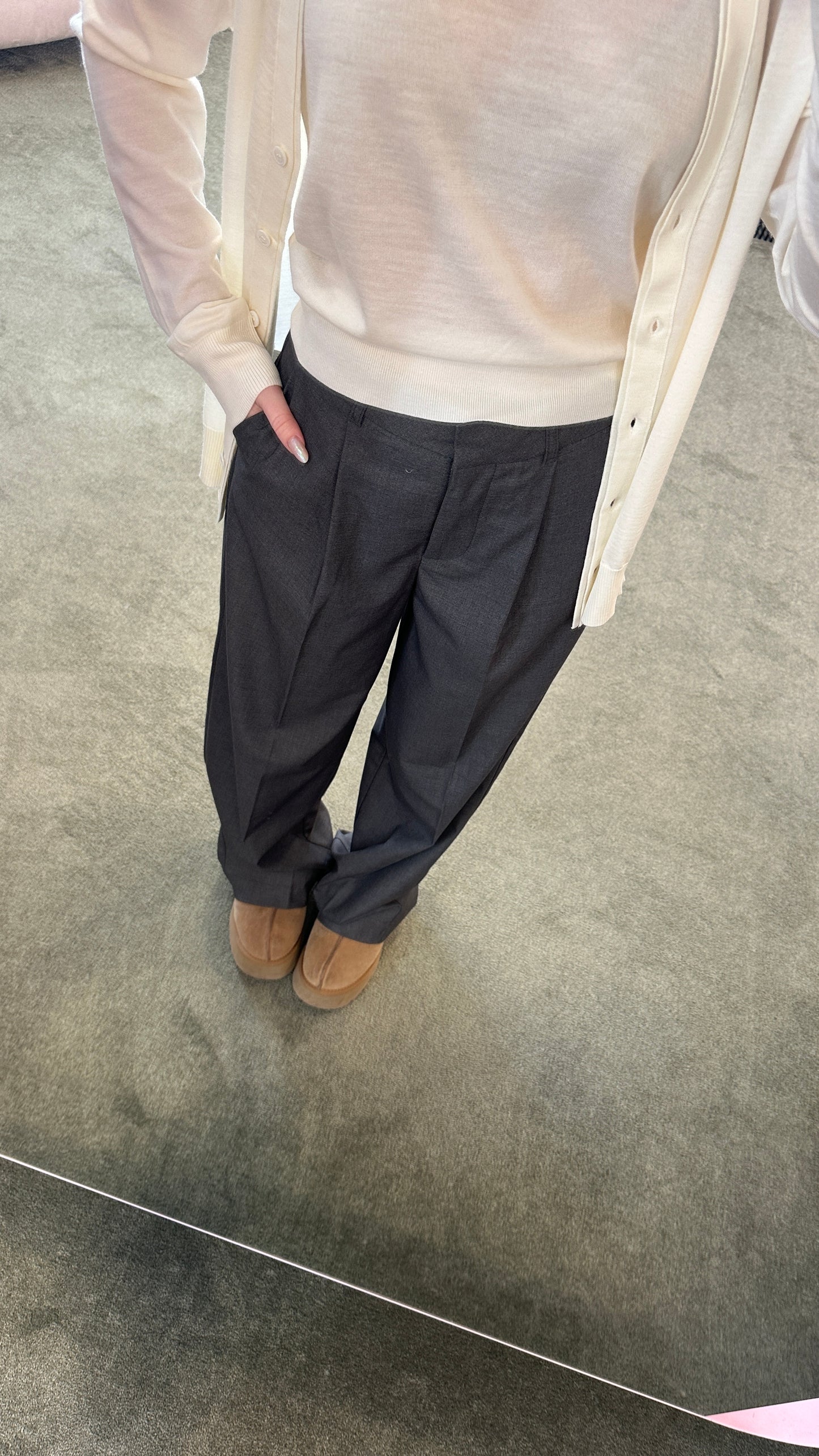 Pantaloni grigi con pences wide leg jx