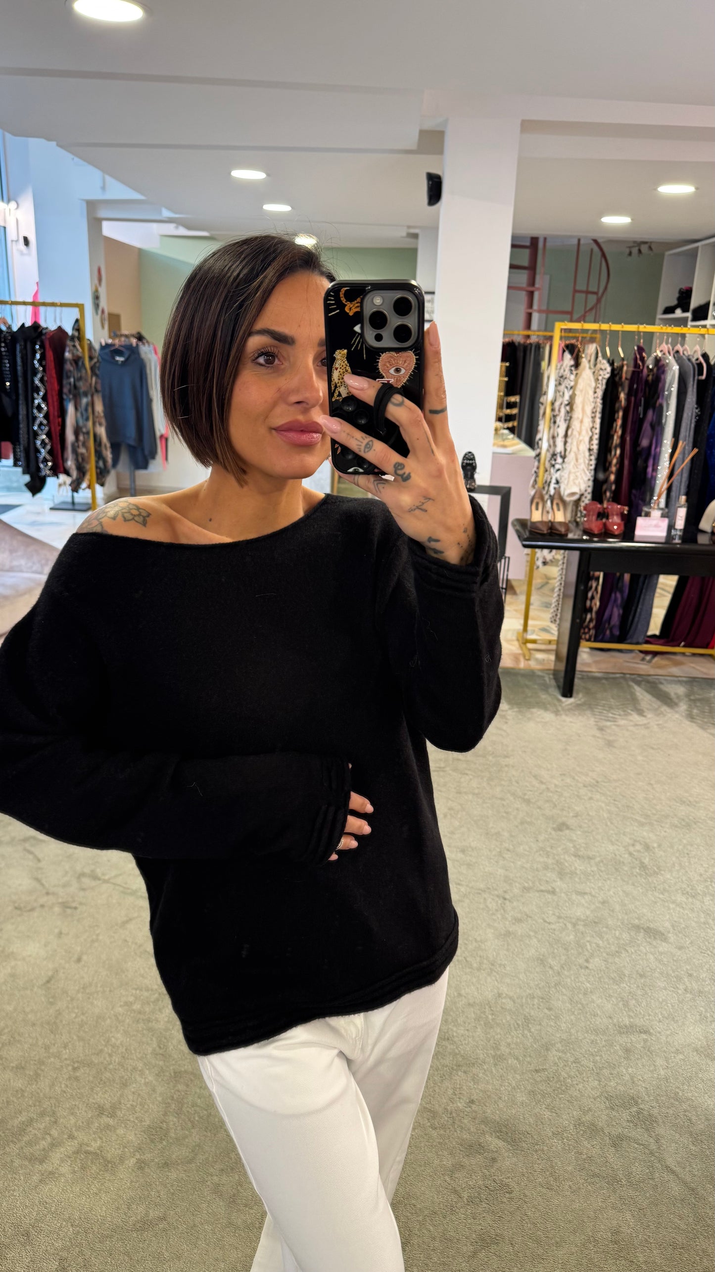 Maglione nero scollo a barchetta e dettagli righe