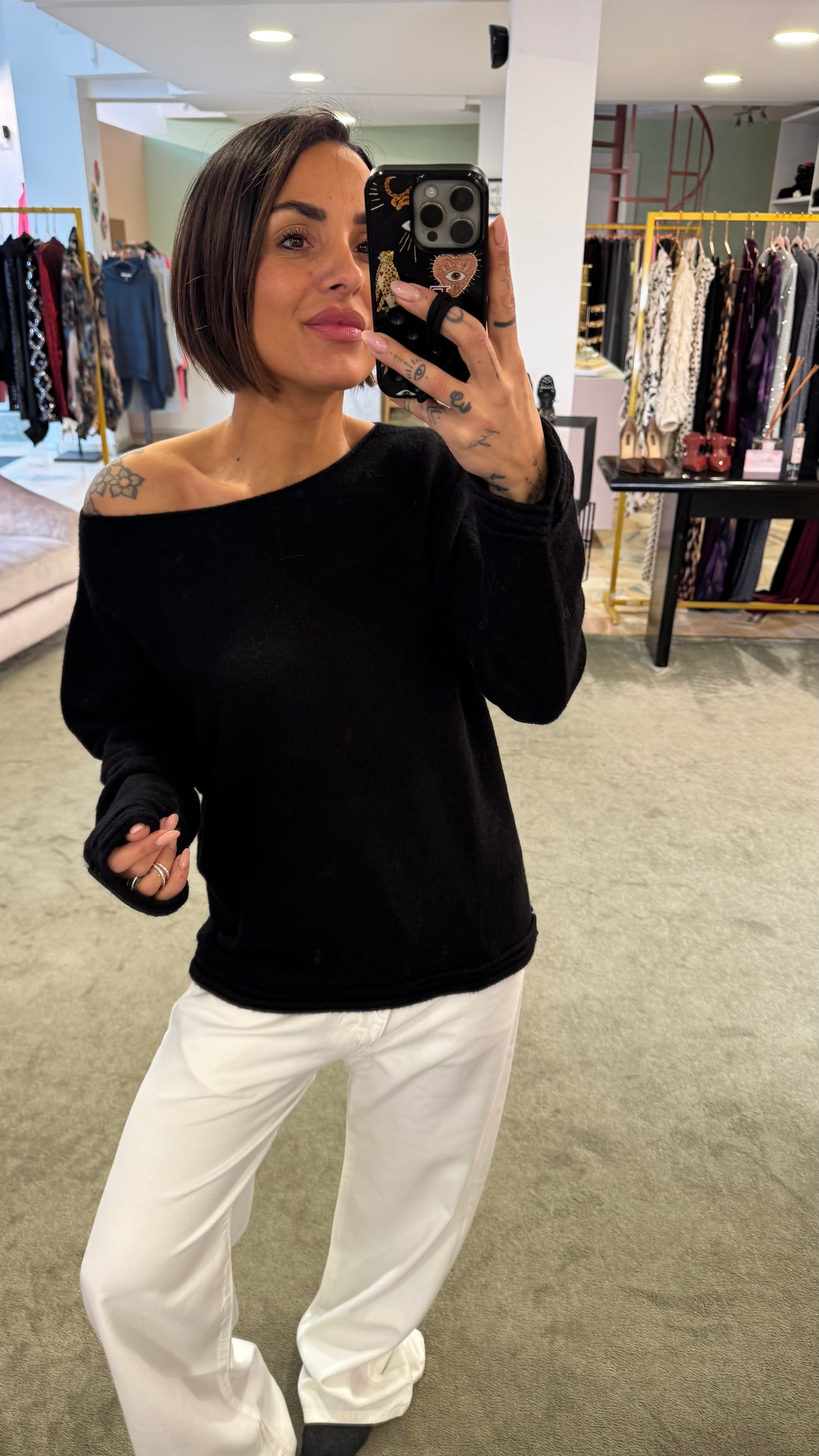 Maglione nero scollo a barchetta e dettagli righe