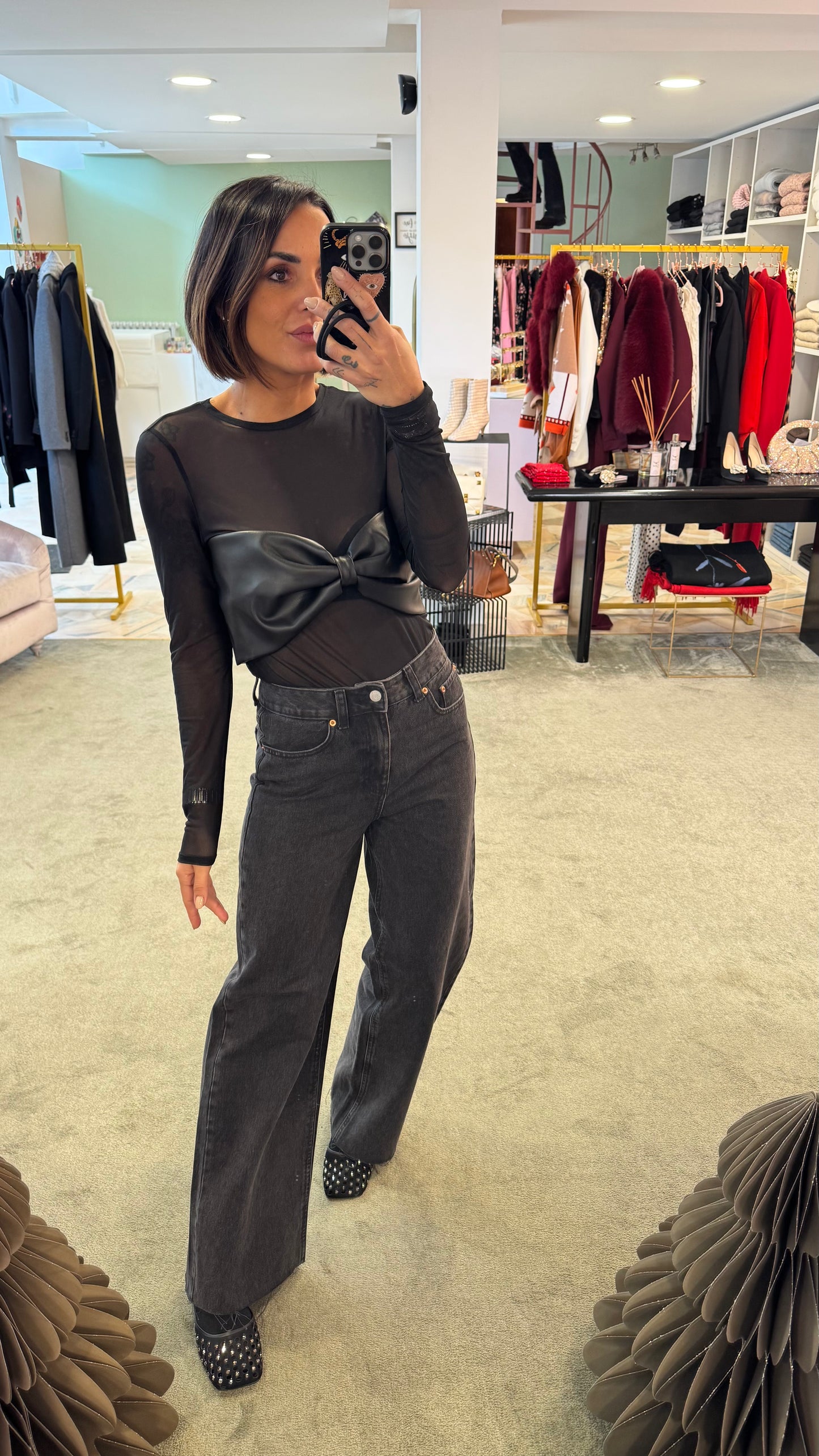 Maglia trasparente con fiocco nero in ecopelle