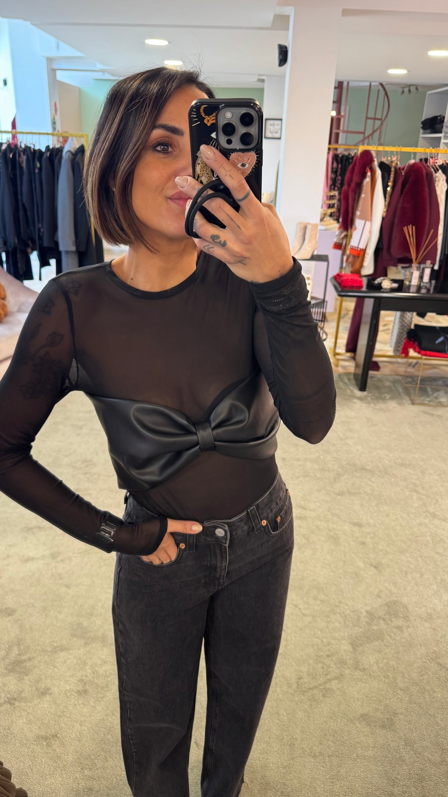 Maglia trasparente con fiocco nero in ecopelle