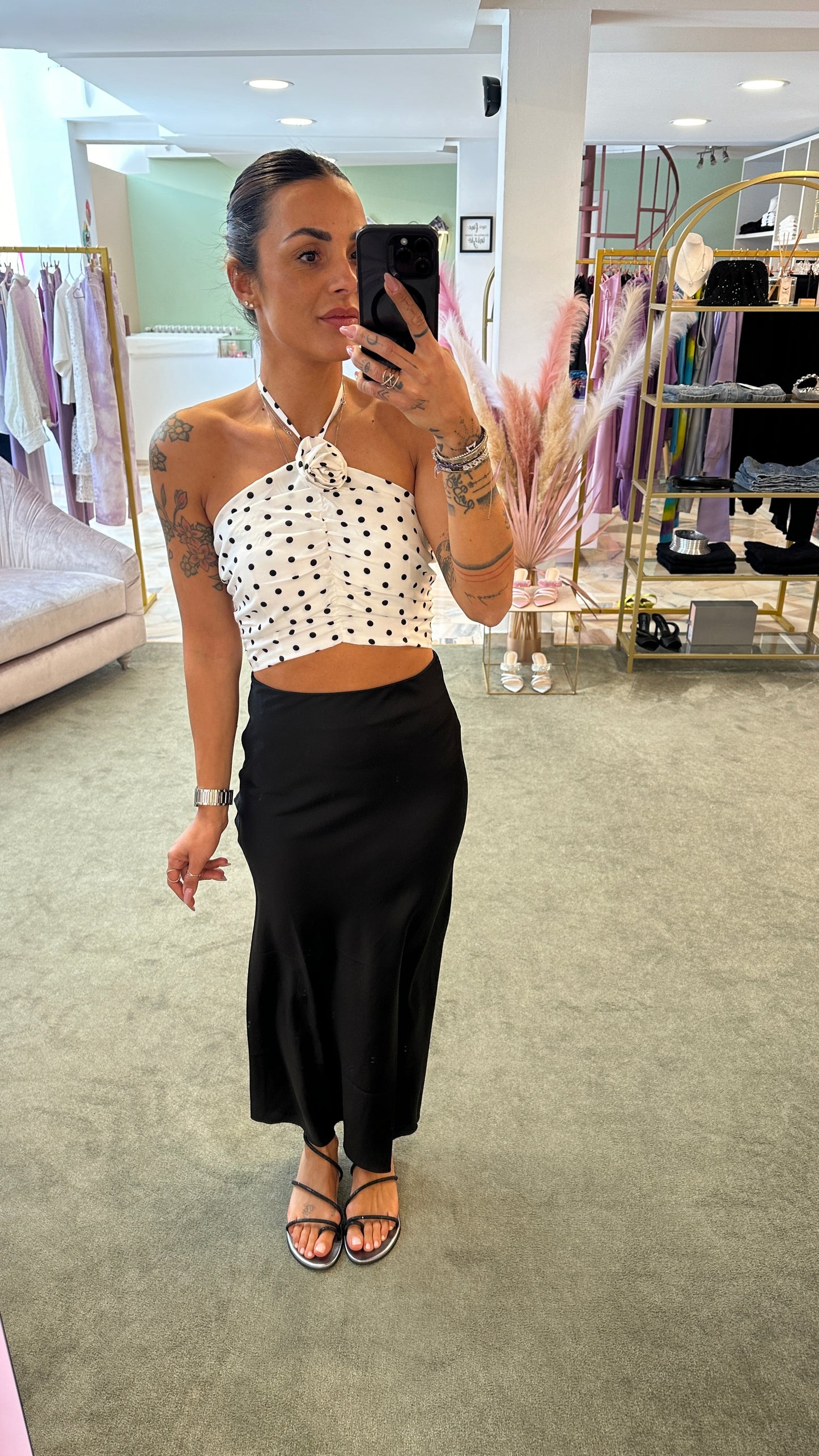Top pois bianco e nero con rosa