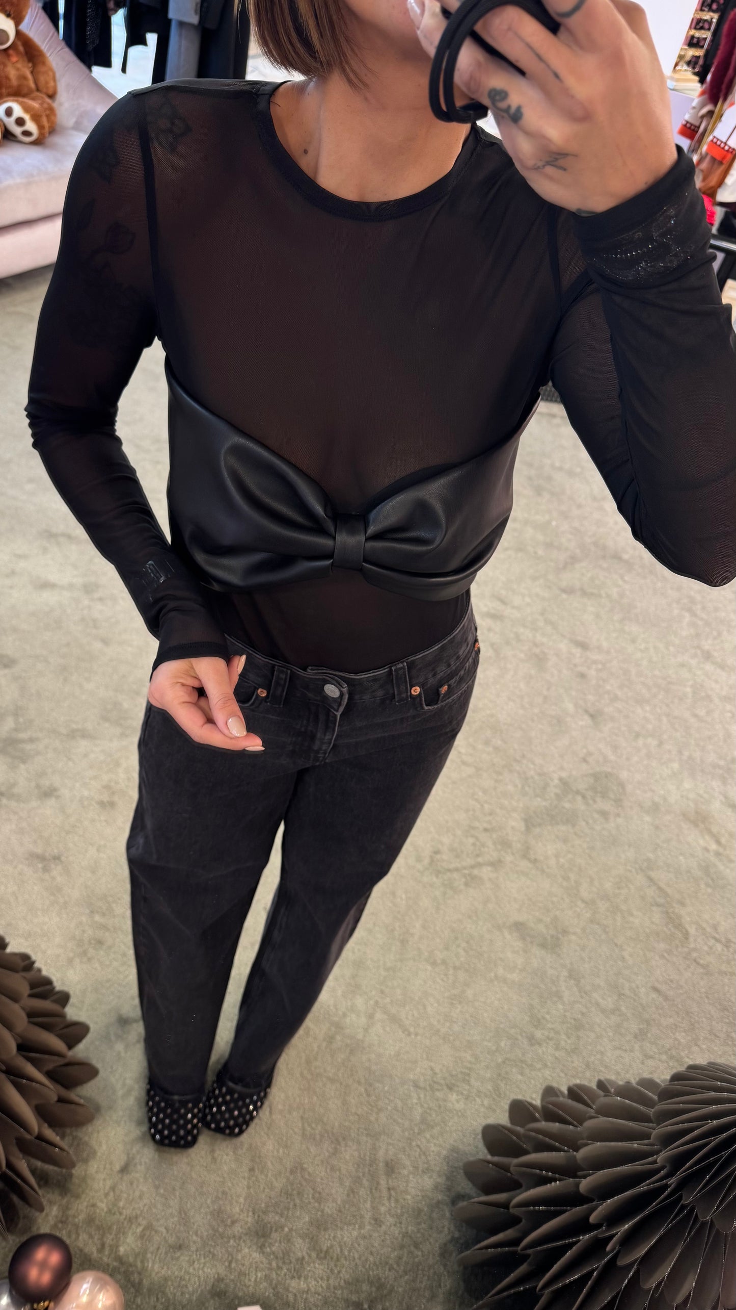 Maglia trasparente con fiocco nero in ecopelle