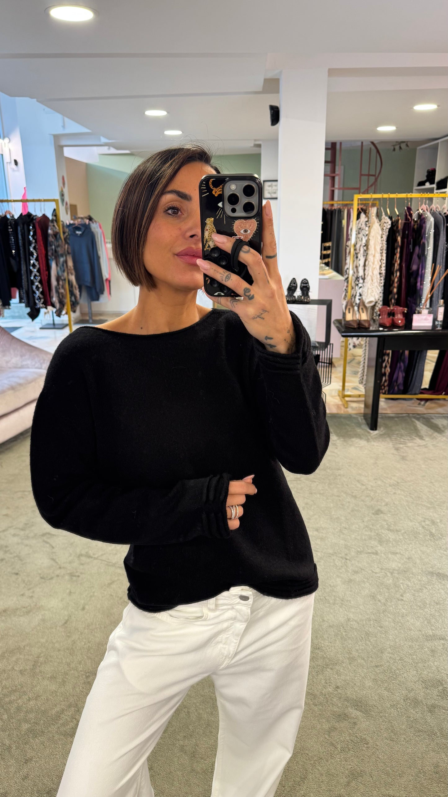 Maglione nero scollo a barchetta e dettagli righe