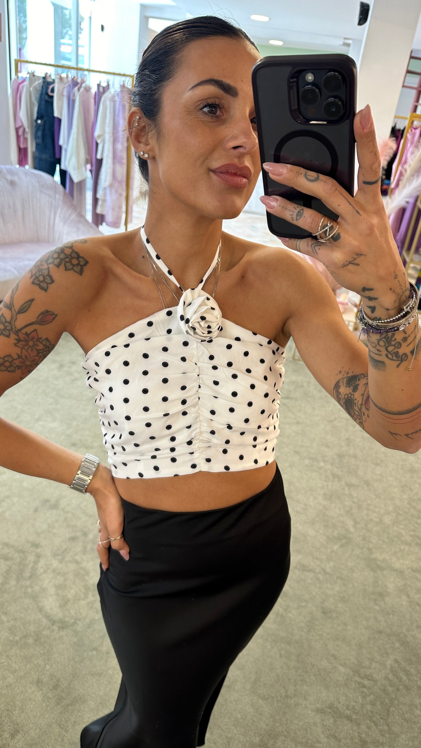 Top pois bianco e nero con rosa
