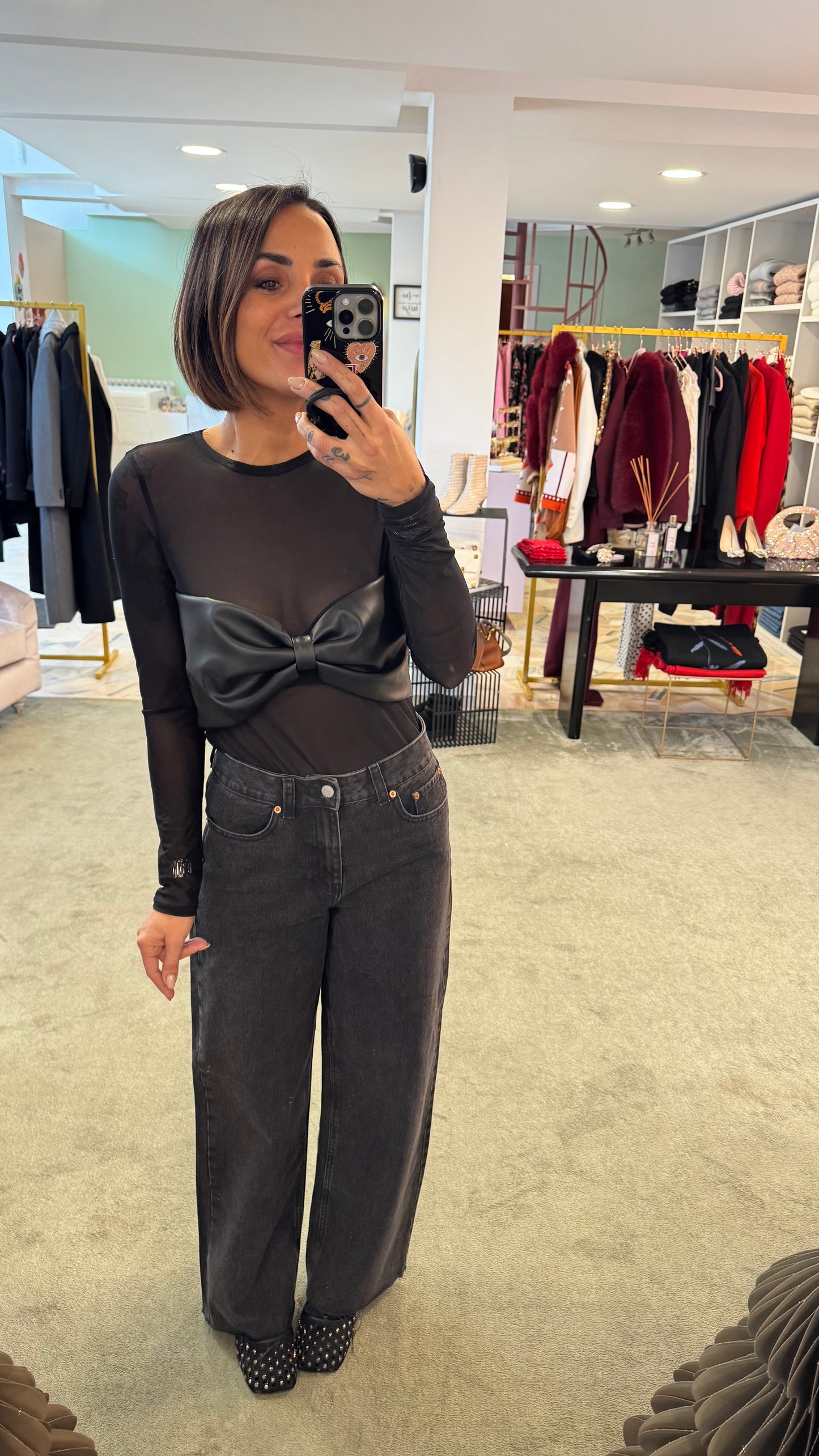 Maglia trasparente con fiocco nero in ecopelle