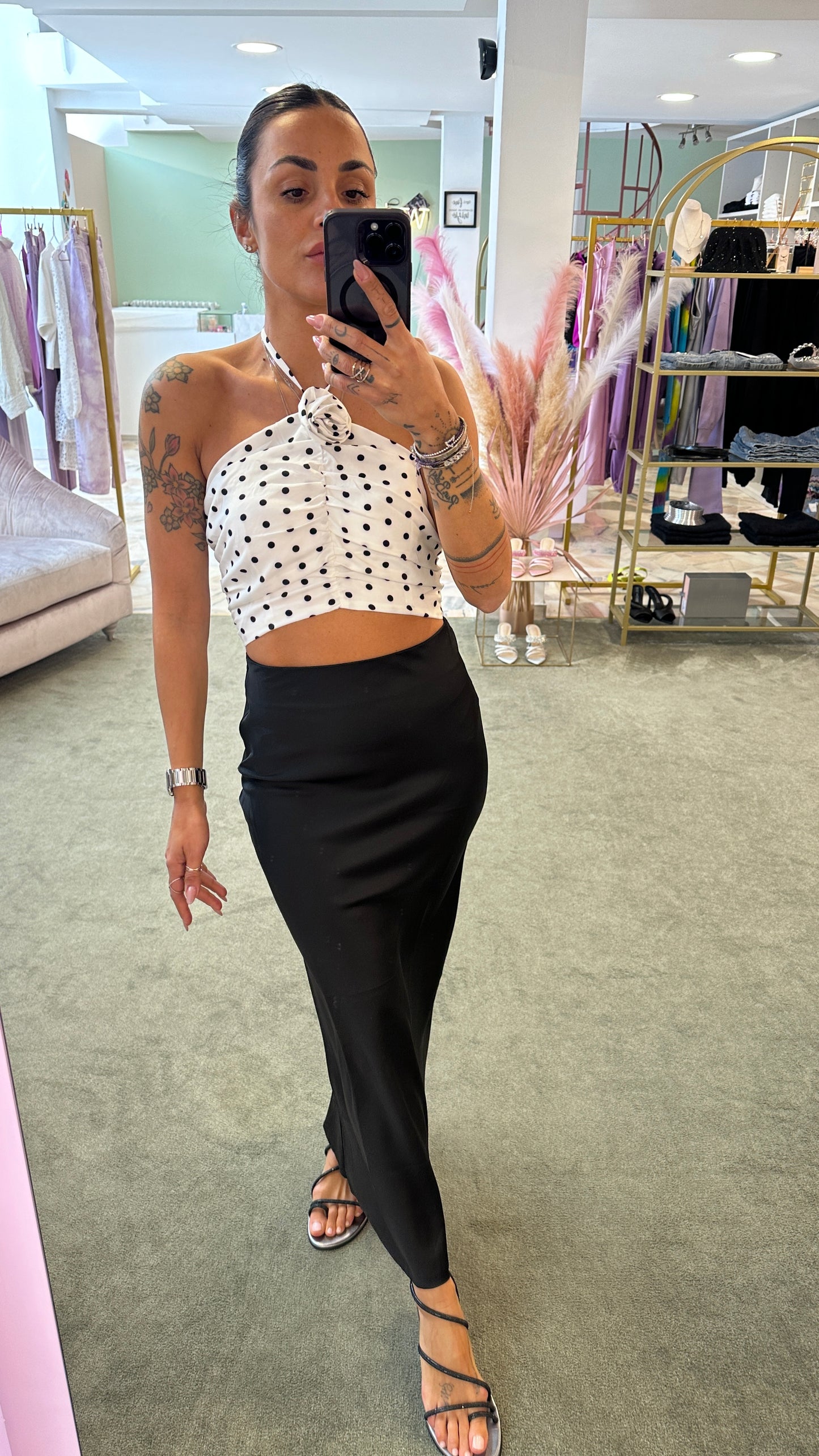 Top pois bianco e nero con rosa