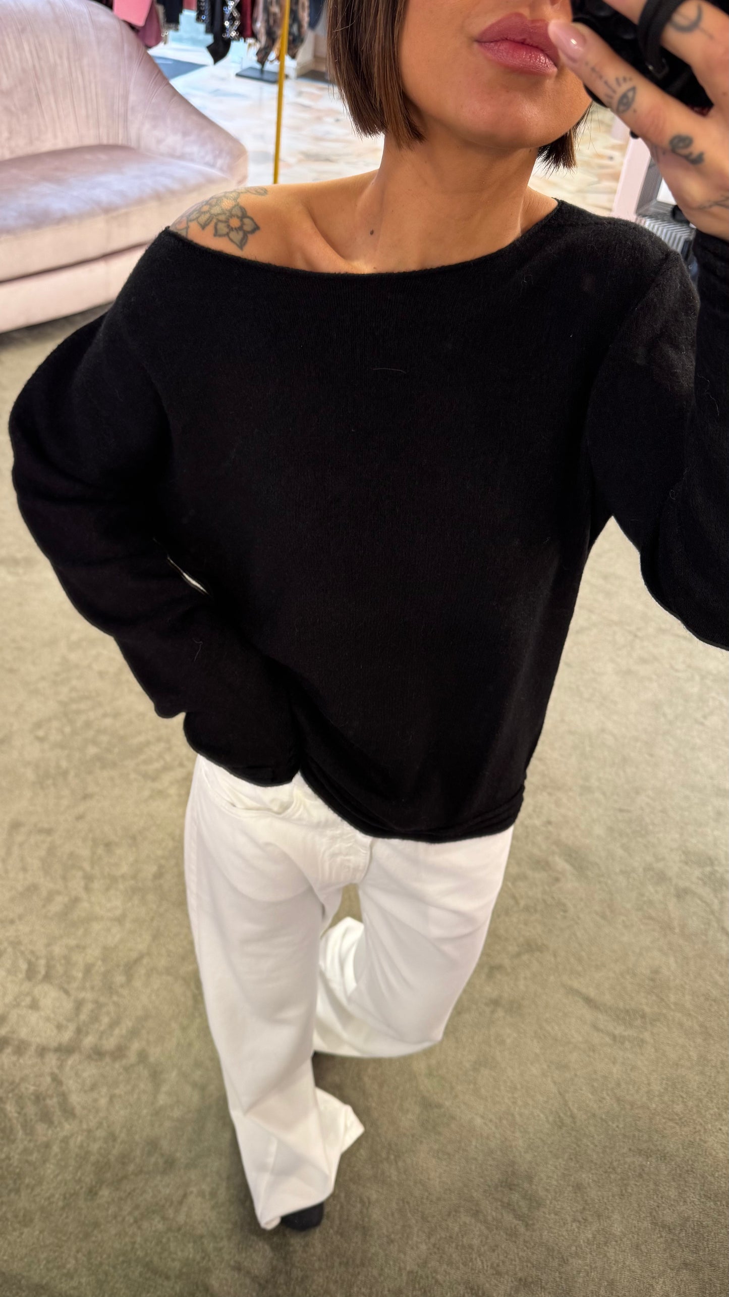 Maglione nero scollo a barchetta e dettagli righe