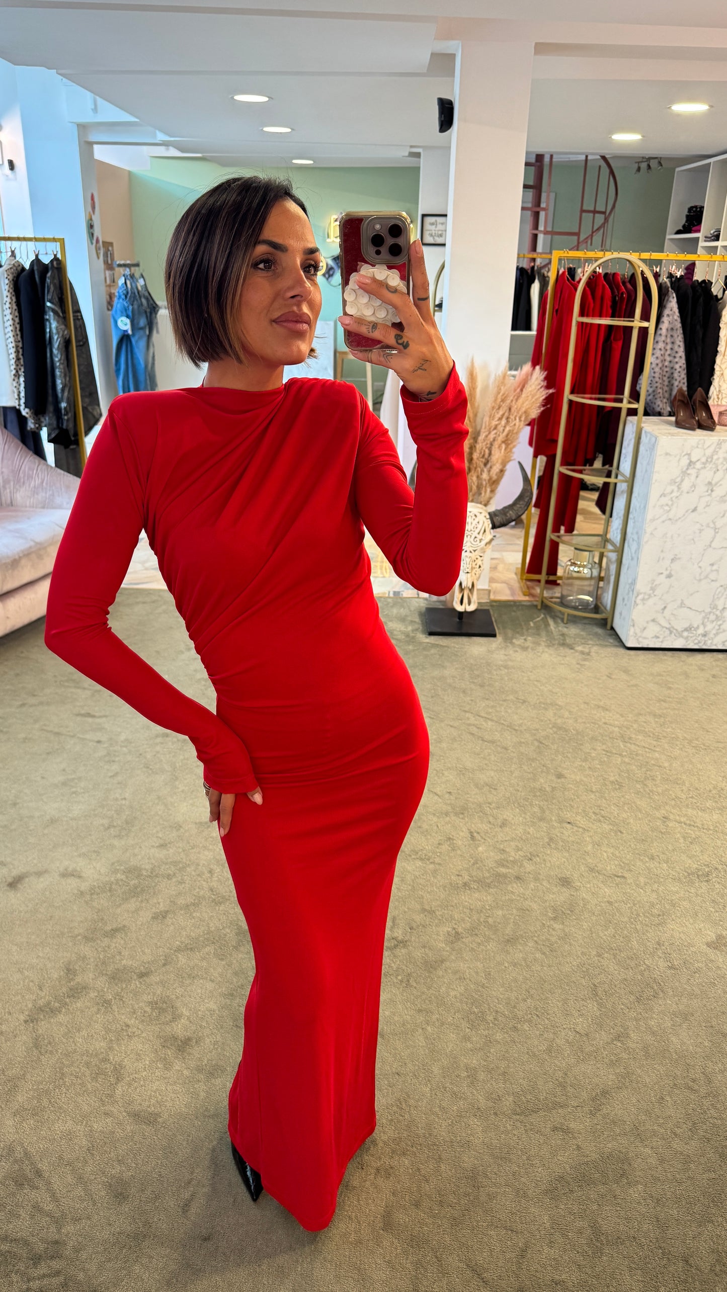 Abito lungo rosso con arricciature e spallotte
