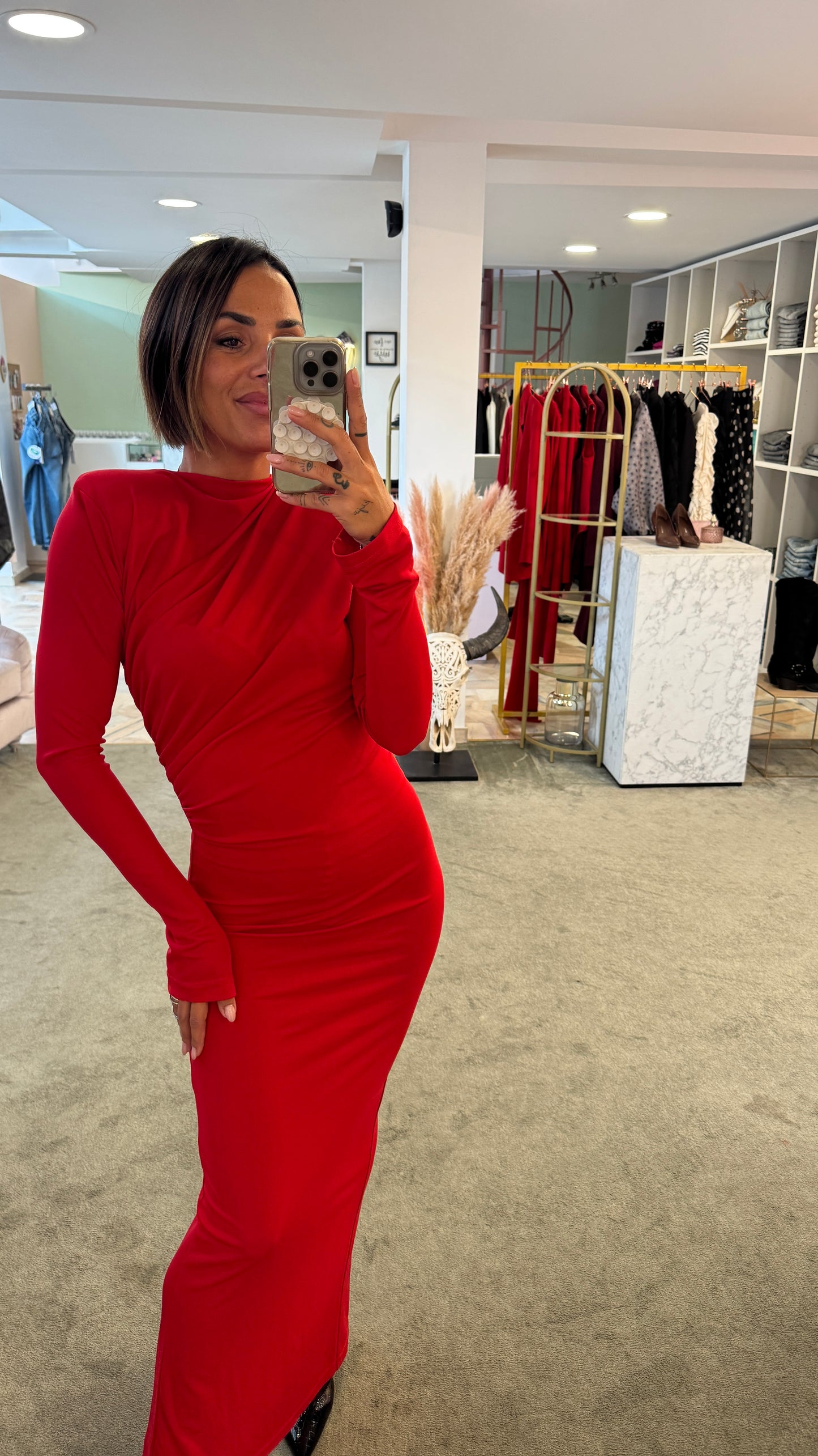 Abito lungo rosso con arricciature e spallotte