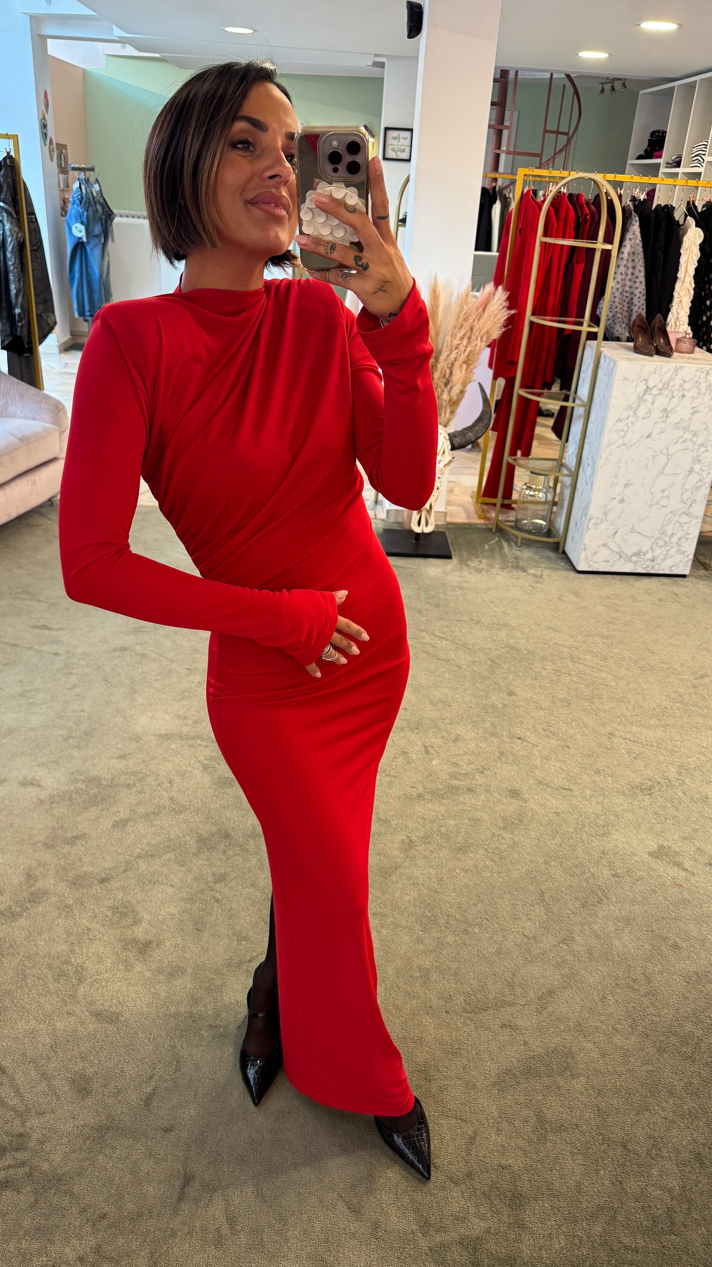 Abito lungo rosso con arricciature e spallotte