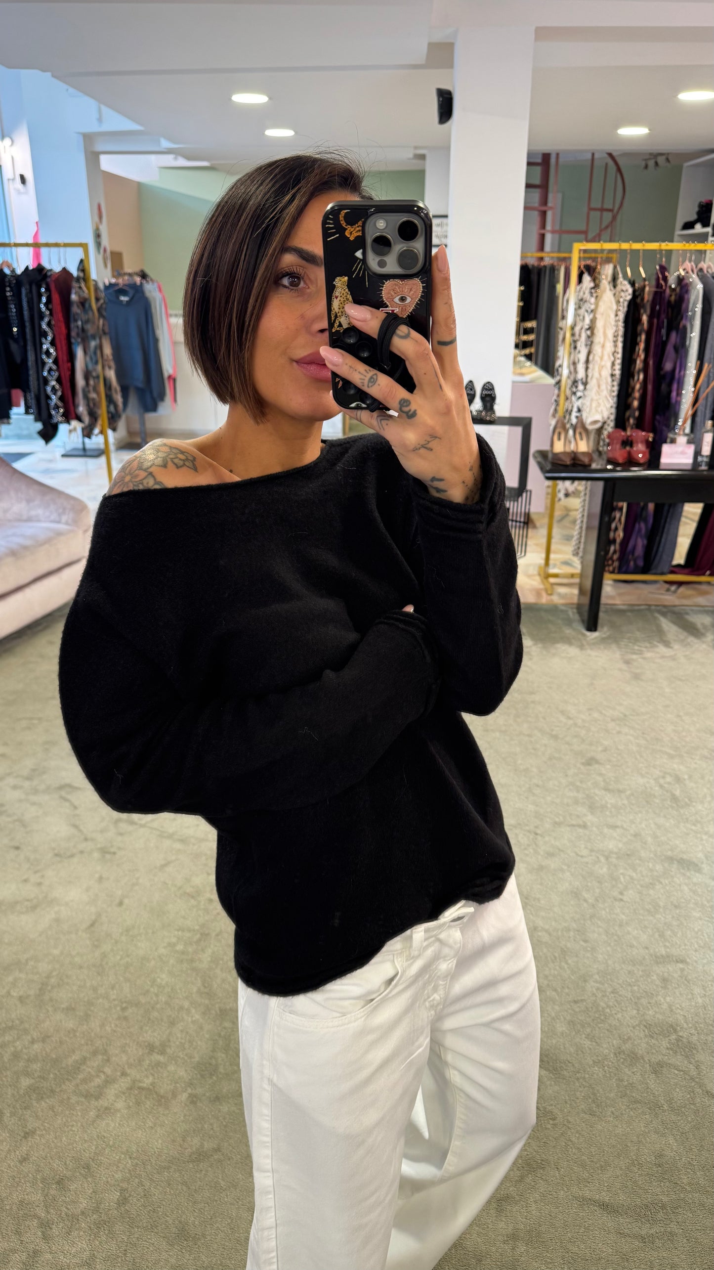 Maglione nero scollo a barchetta e dettagli righe