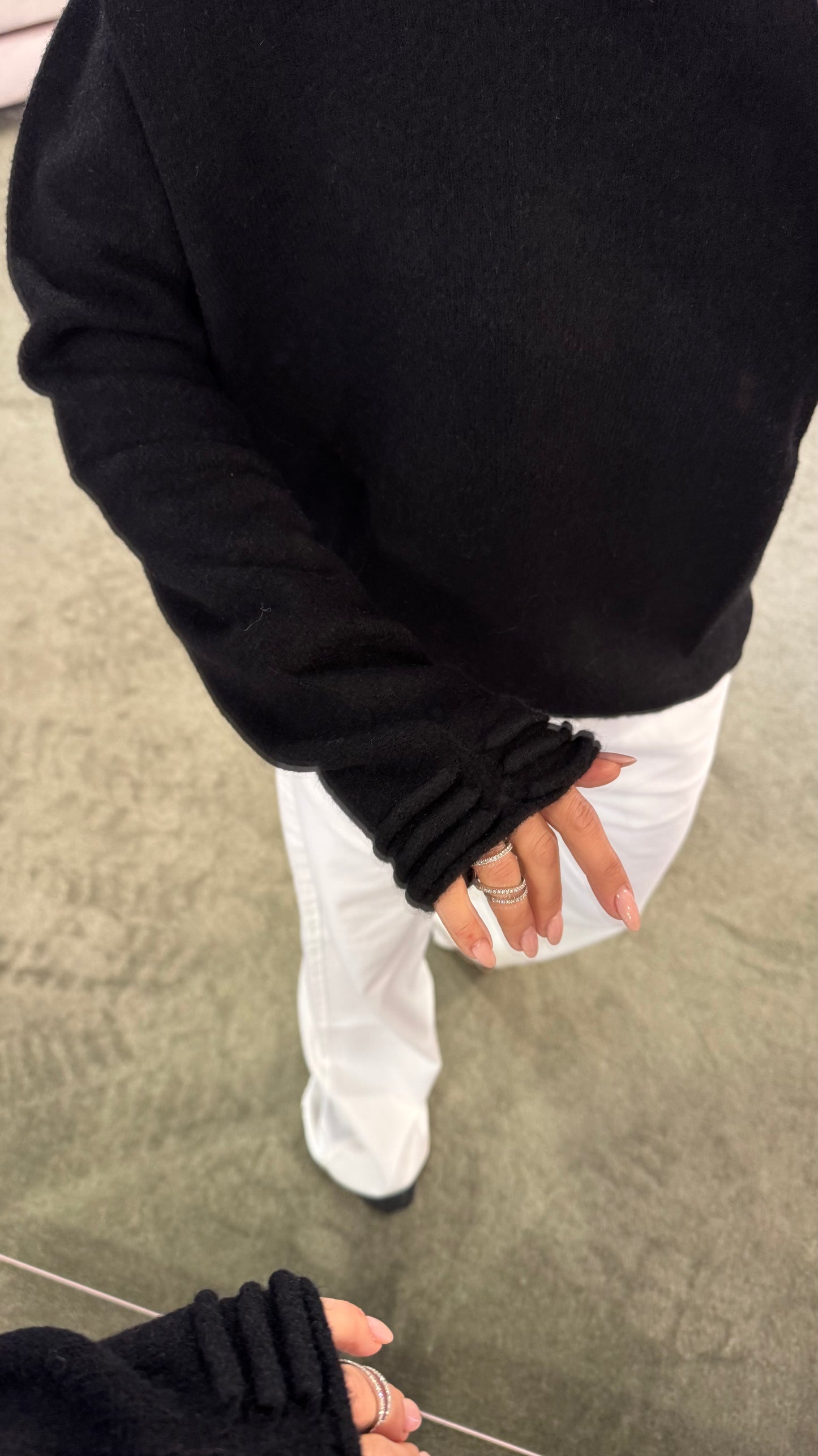 Maglione nero scollo a barchetta e dettagli righe