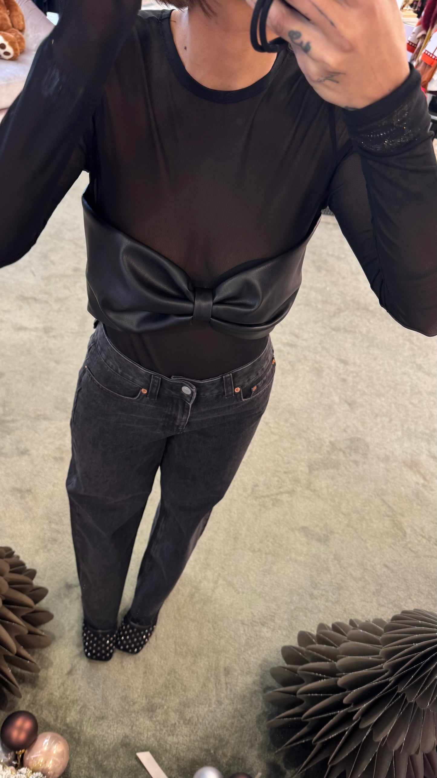 Maglia trasparente con fiocco nero in ecopelle