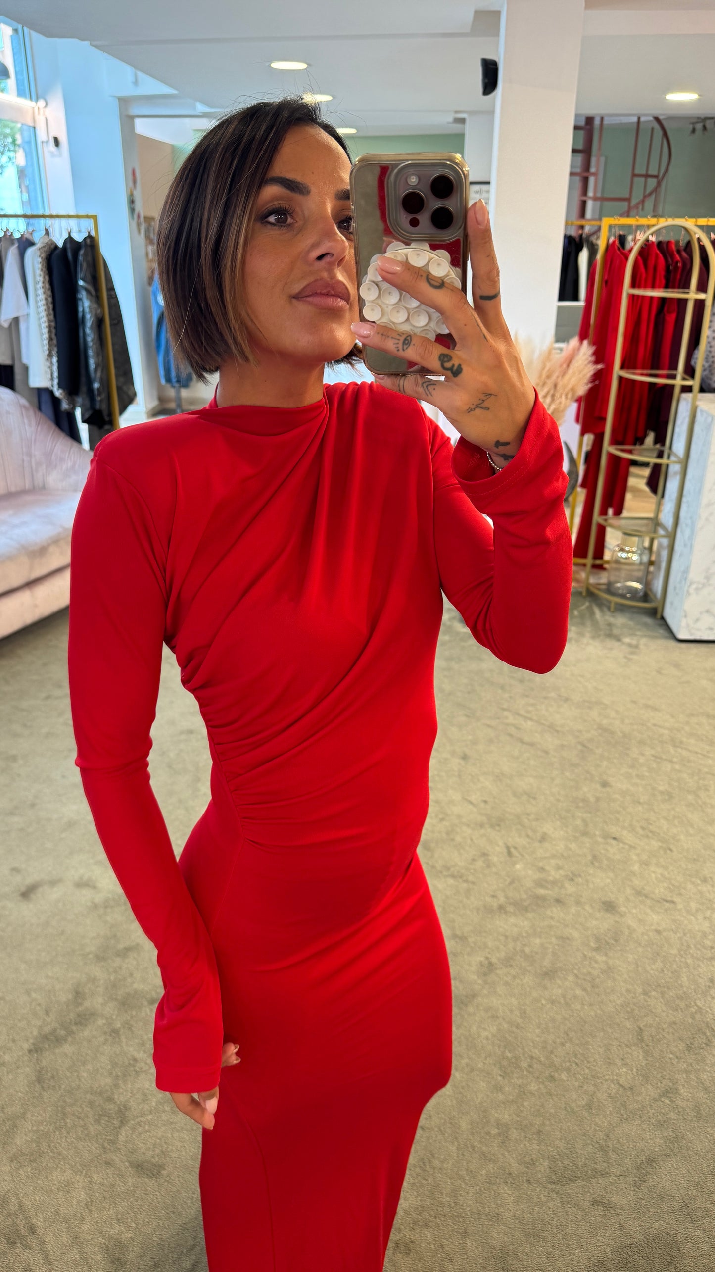 Abito lungo rosso con arricciature e spallotte