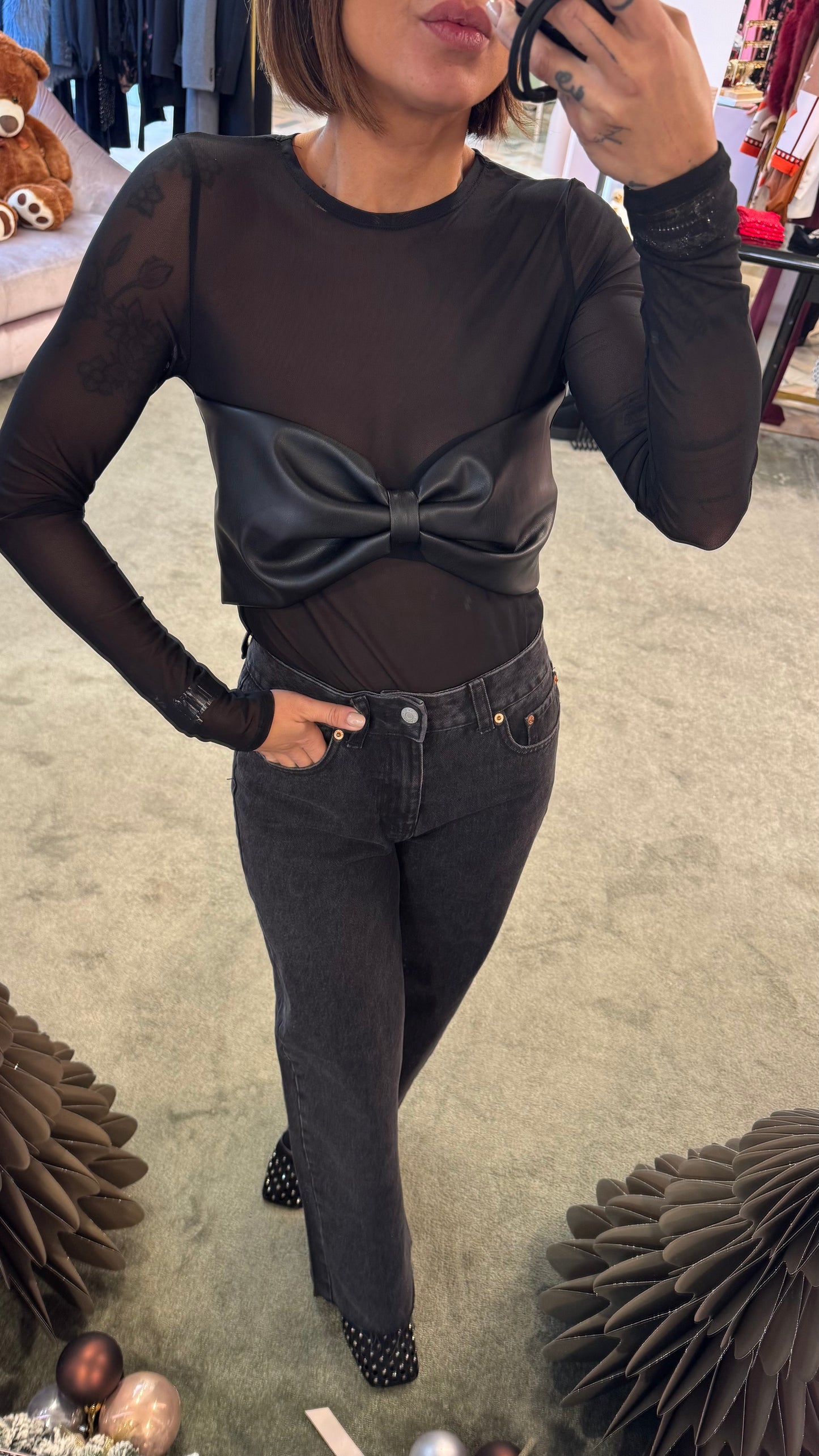 Maglia trasparente con fiocco nero in ecopelle