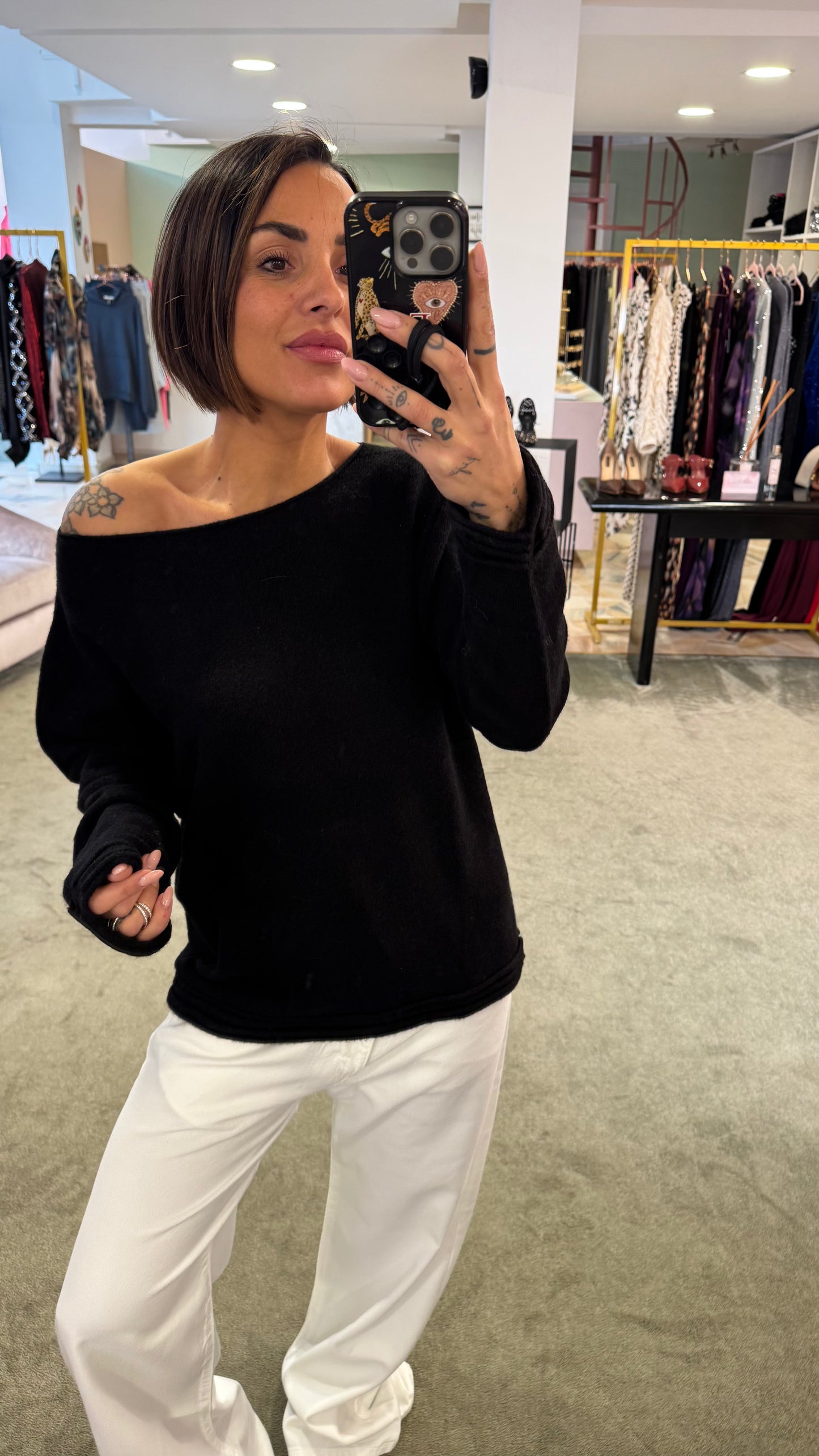 Maglione nero scollo a barchetta e dettagli righe