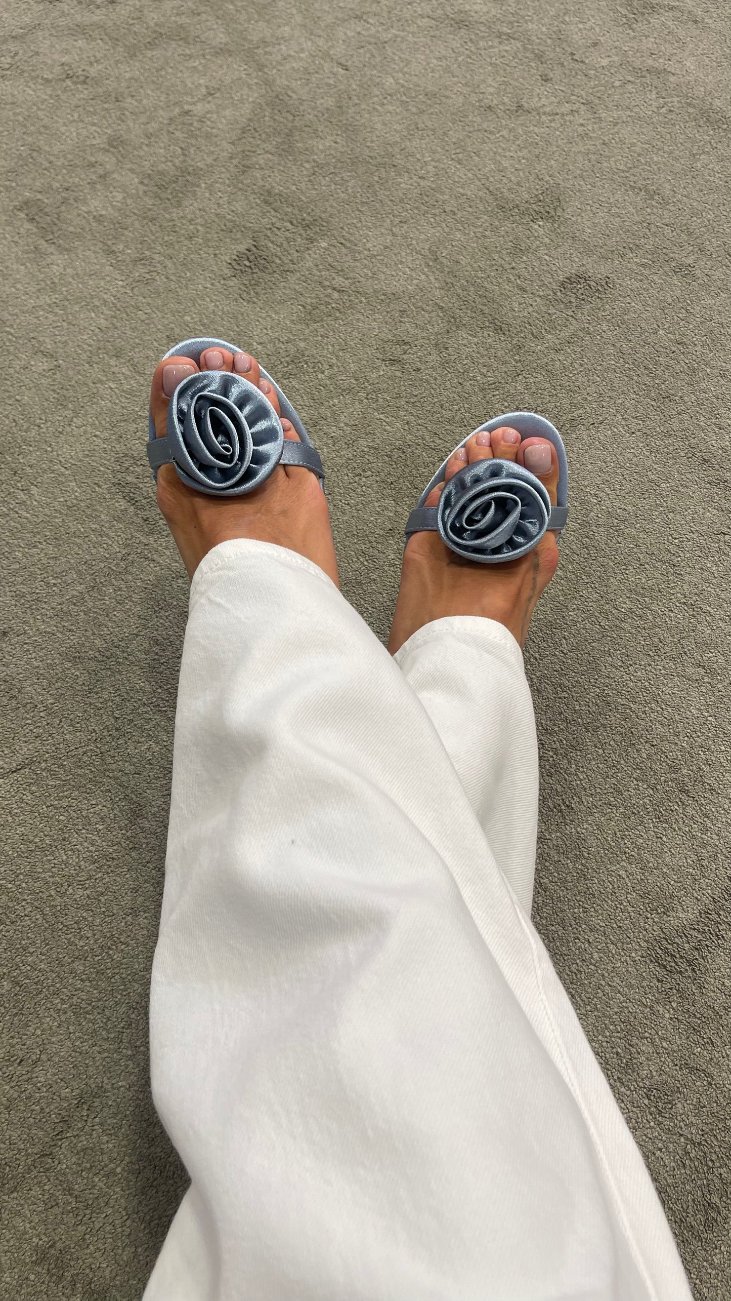 Sandalo azzurro polvere in raso con rose