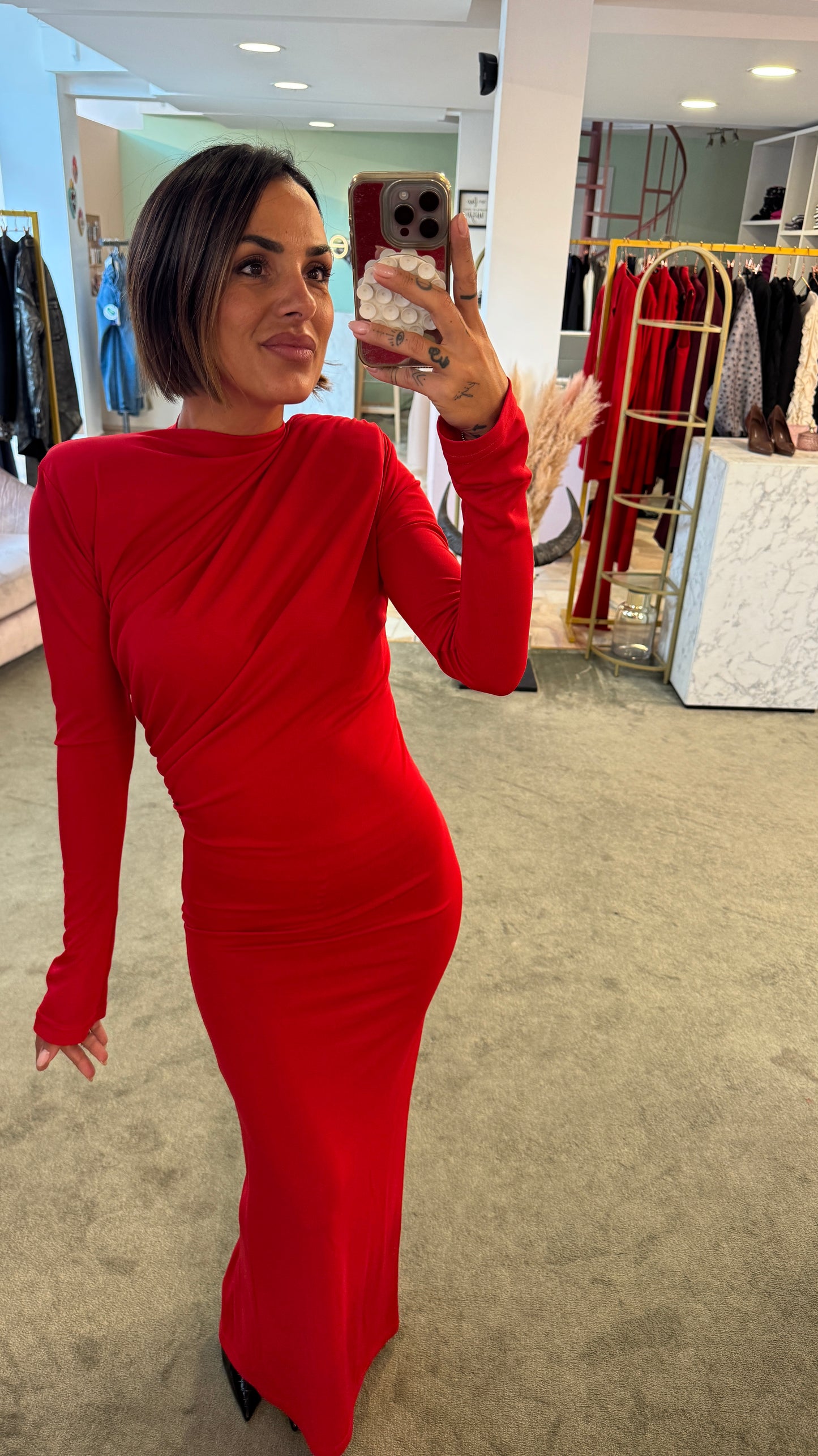 Abito lungo rosso con arricciature e spallotte