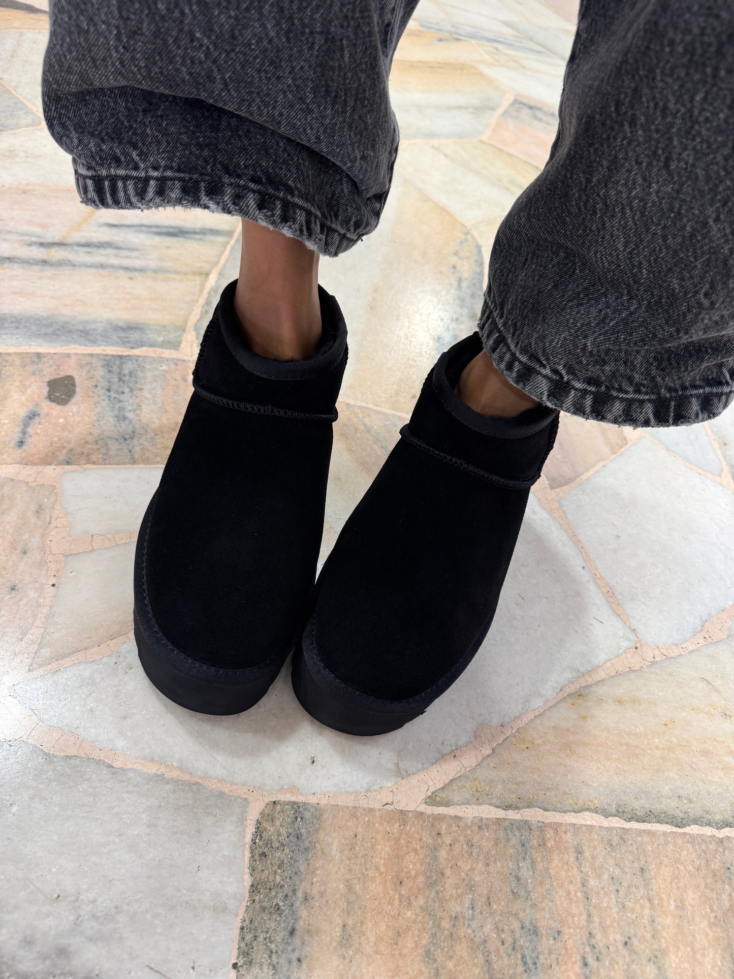 Ultra mini platform nero con pelliccia interna