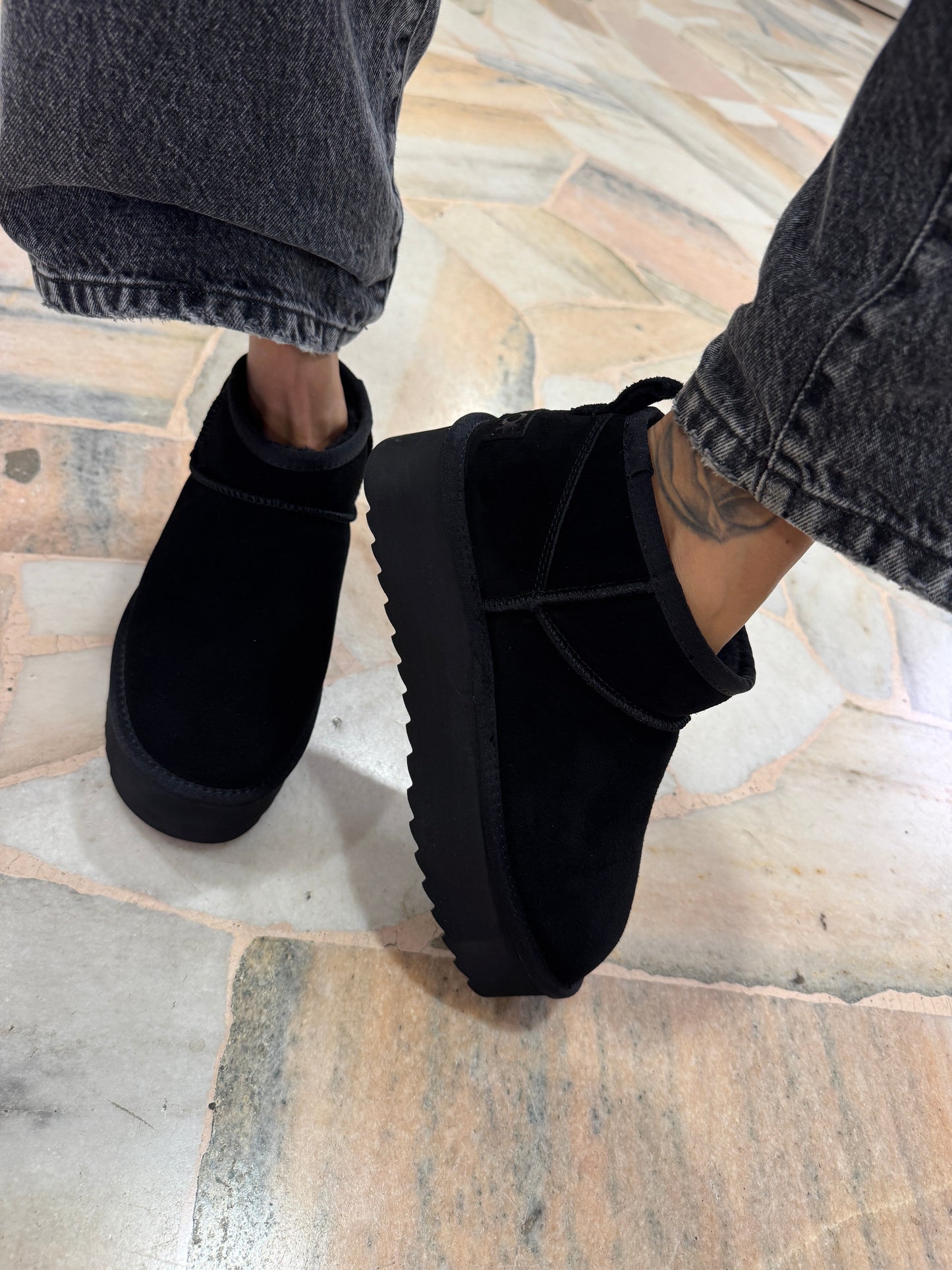 Ultra mini platform nero con pelliccia interna
