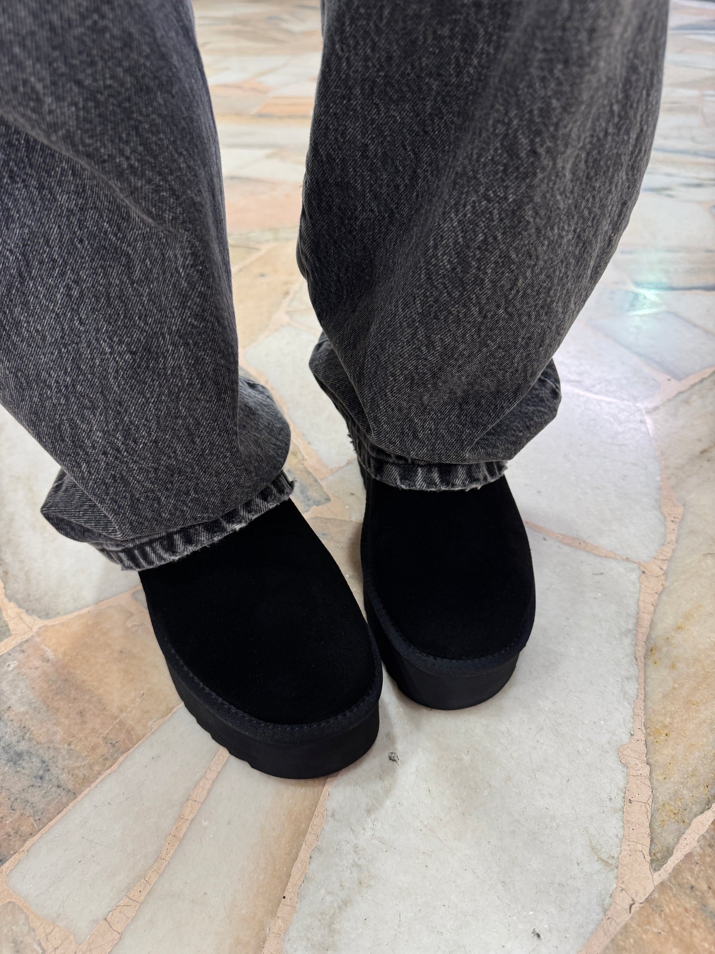 Ultra mini platform nero con pelliccia interna