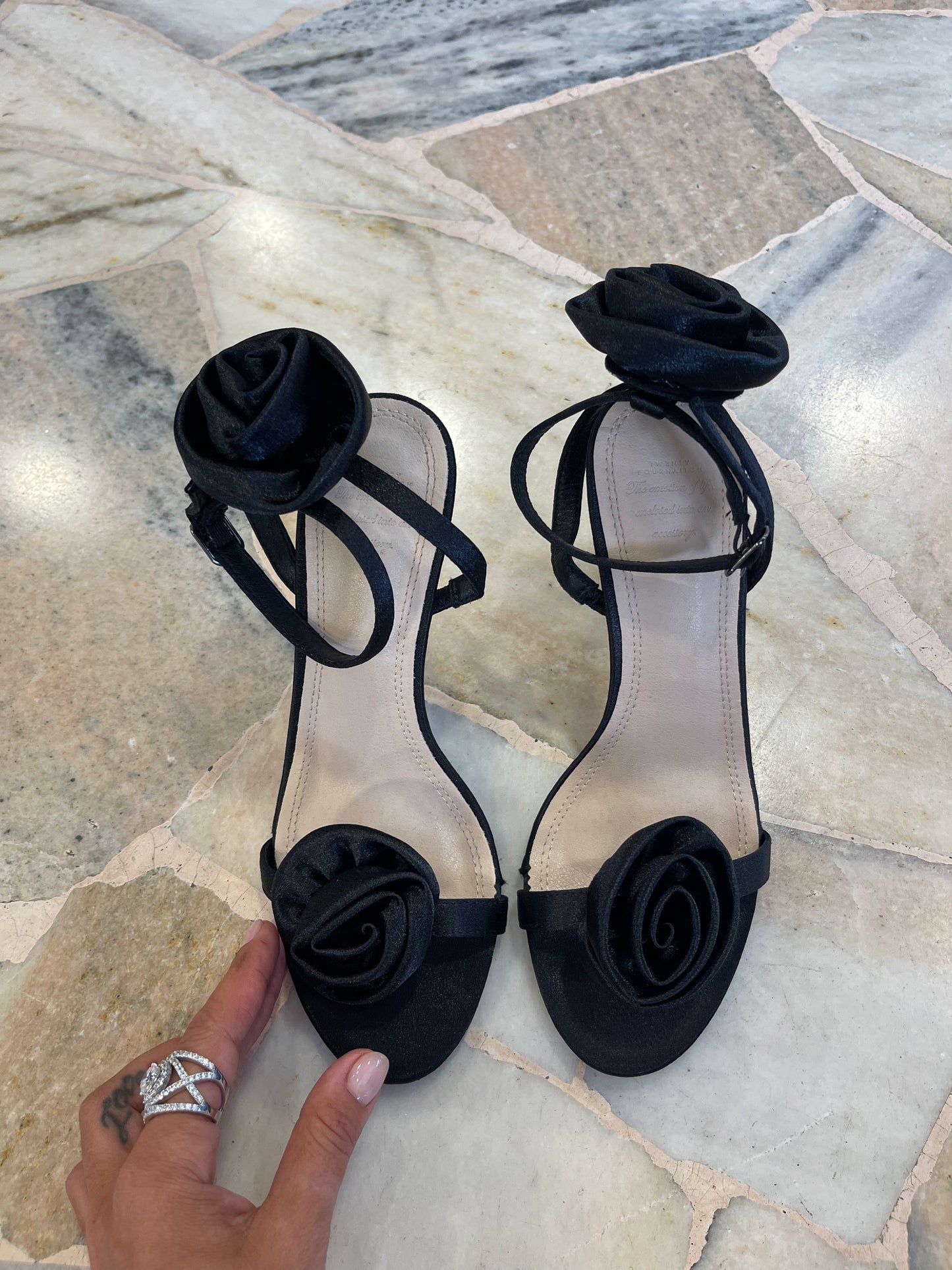 Sandalo nero in raso con rose