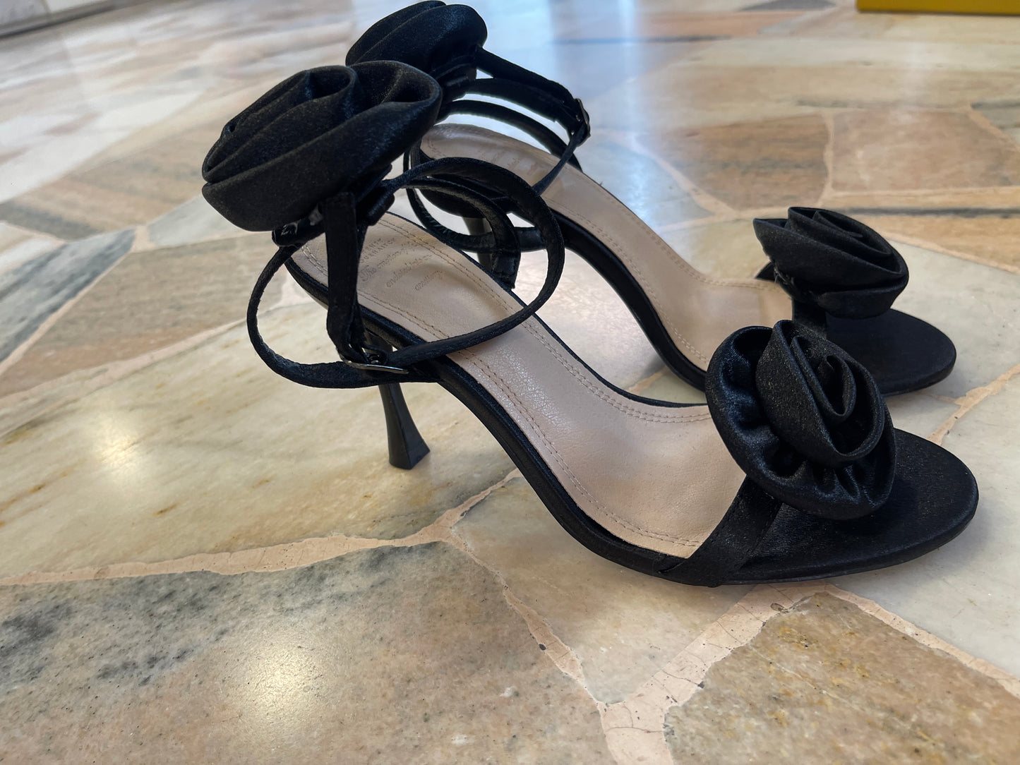 Sandalo nero in raso con rose
