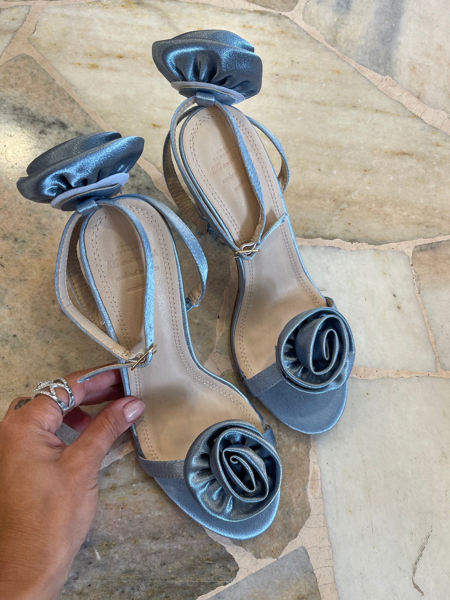 Sandalo azzurro polvere in raso con rose