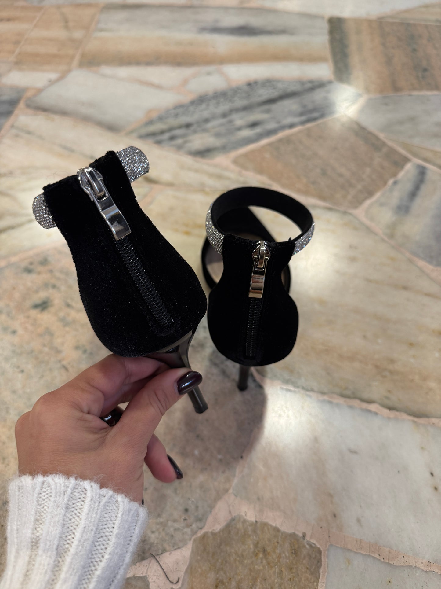 Décolleté in velluto nere con cinturino gioiello