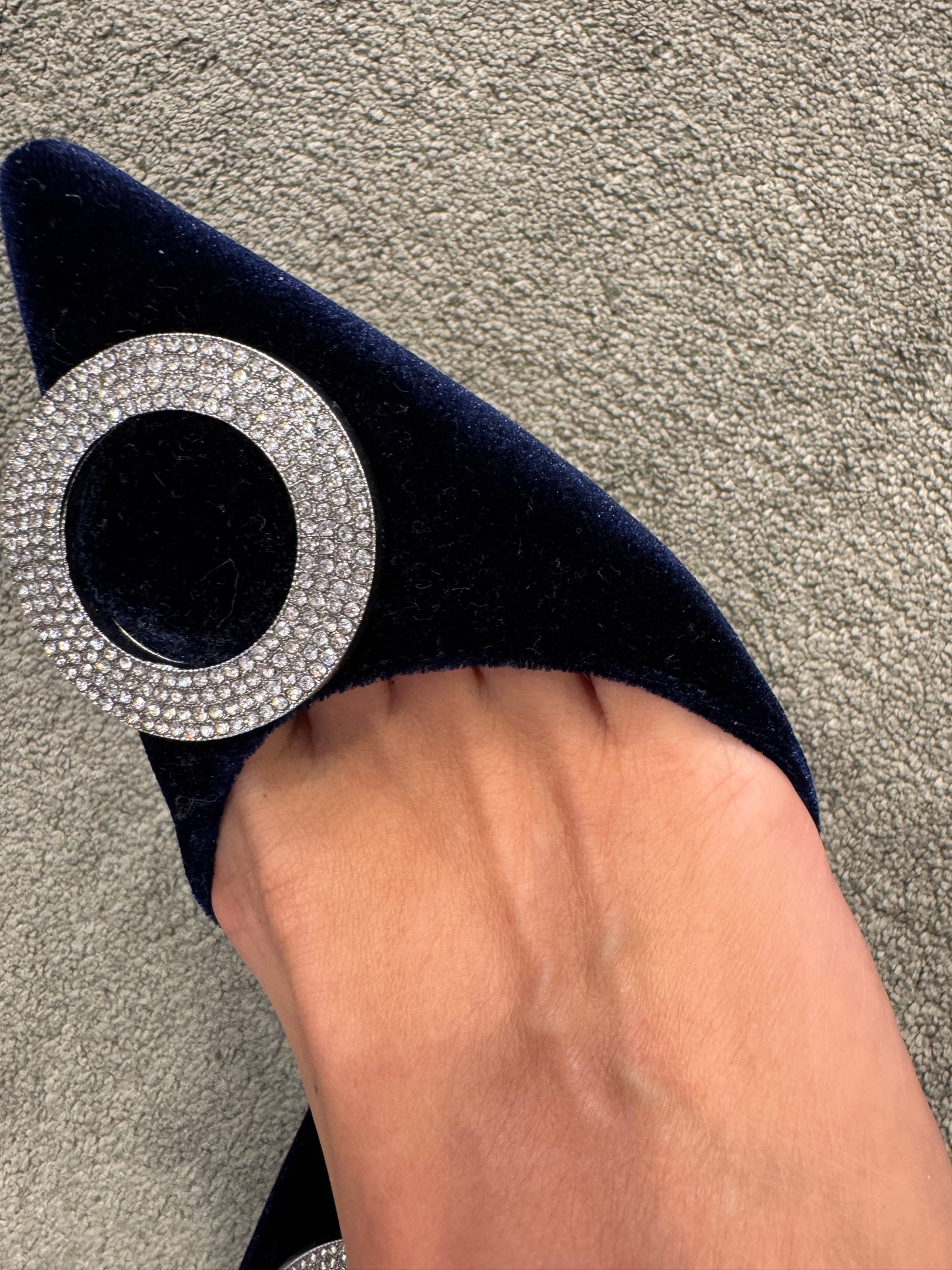 Slingback in velluto blu notte con gioiello
