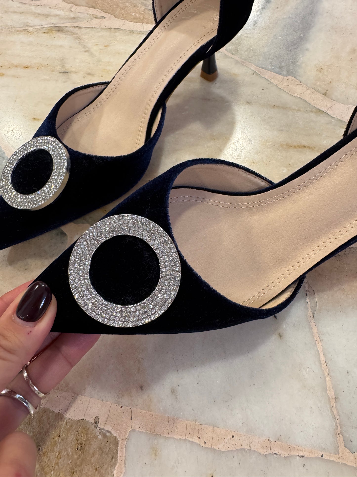 Slingback in velluto blu notte con gioiello