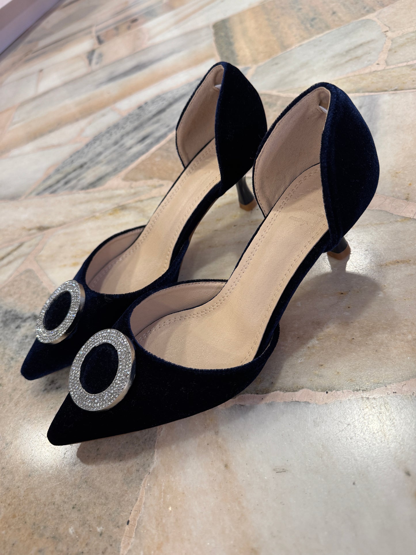 Slingback in velluto blu notte con gioiello