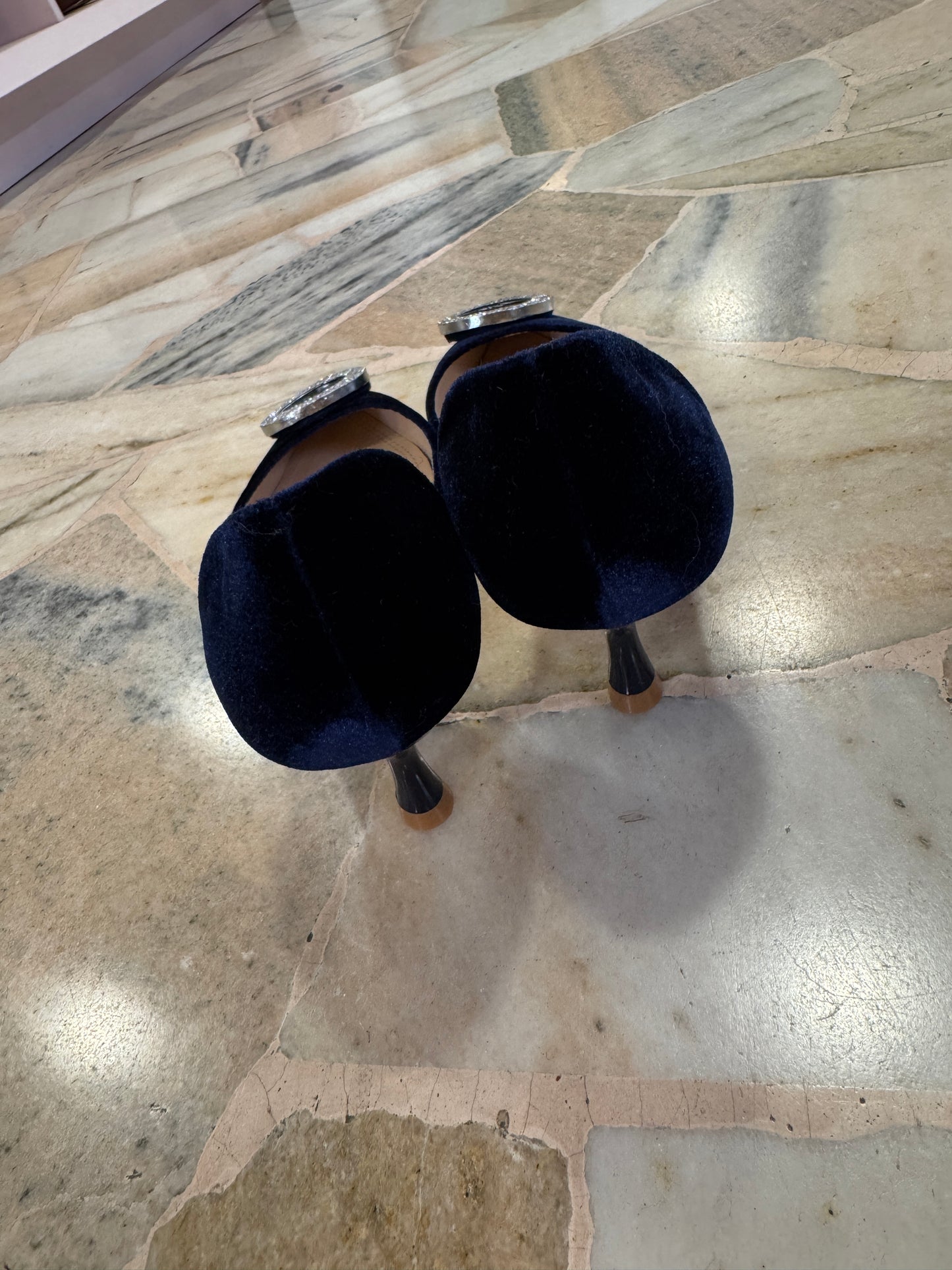 Slingback in velluto blu notte con gioiello