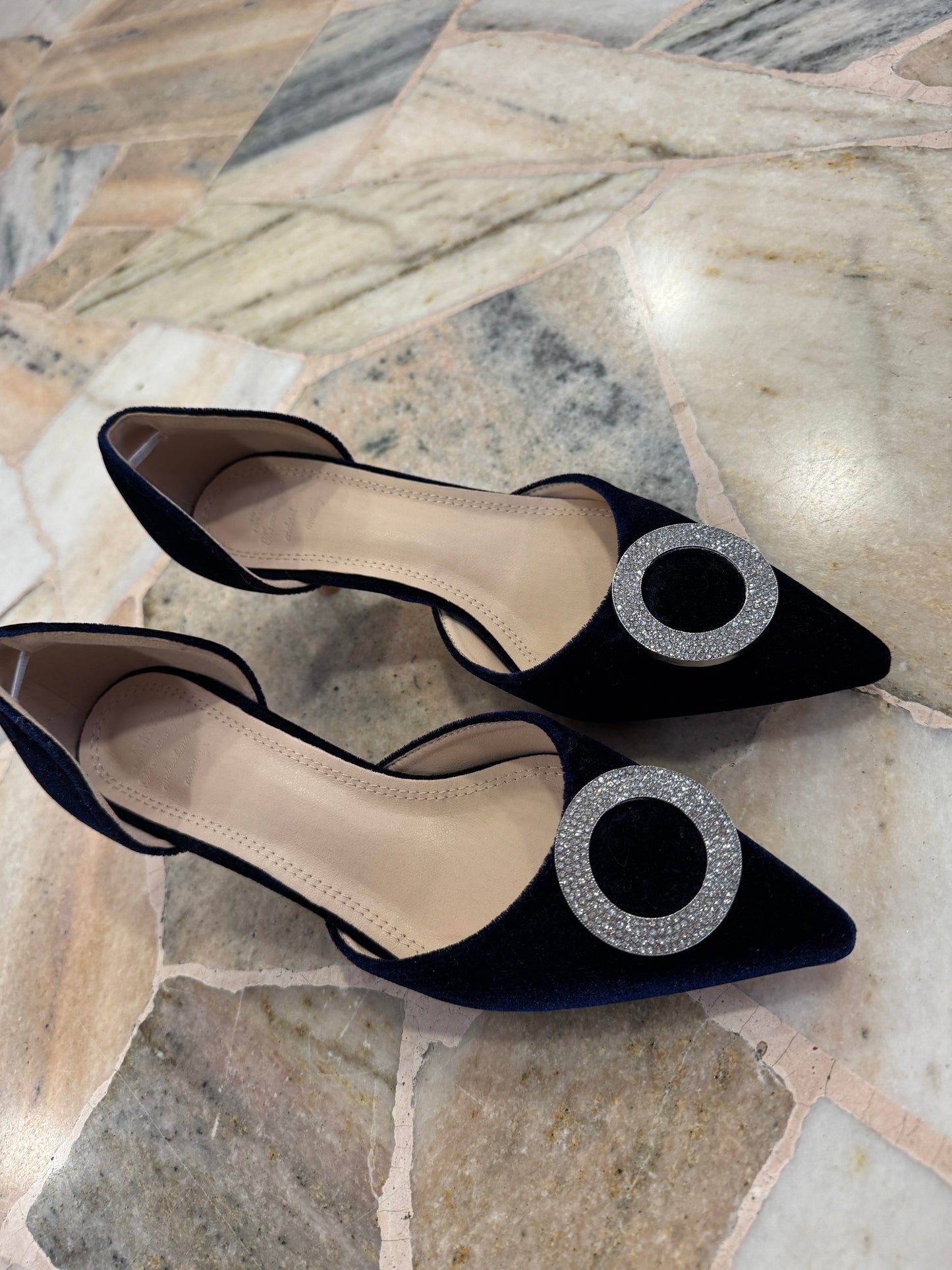 Slingback in velluto blu notte con gioiello